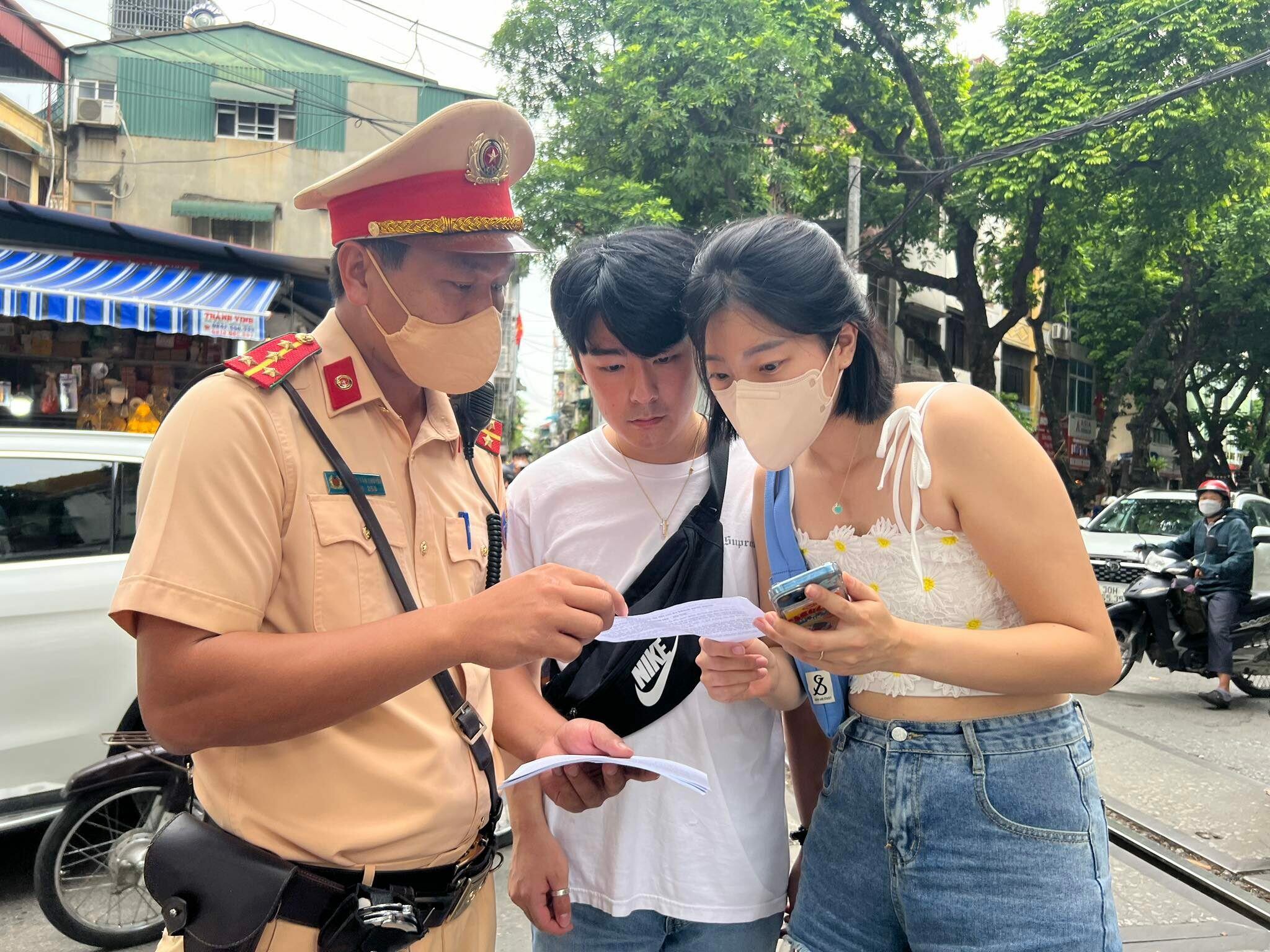 Ng&agrave;y 24/9, Tổ li&ecirc;n ng&agrave;nh CSGT (C&ocirc;ng an TP H&agrave; Nội) phối hợp với C&ocirc;ng an quận Ho&agrave;n Kiếm ph&aacute;t tờ rơi song ngữ đến kh&aacute;ch du lịch v&agrave; người d&acirc;n tại khu vực phố cổ, khu vực gần qu&aacute;n c&agrave; ph&ecirc; đường t&agrave;u nhằm tuy&ecirc;n truyền ATGT đường sắt.