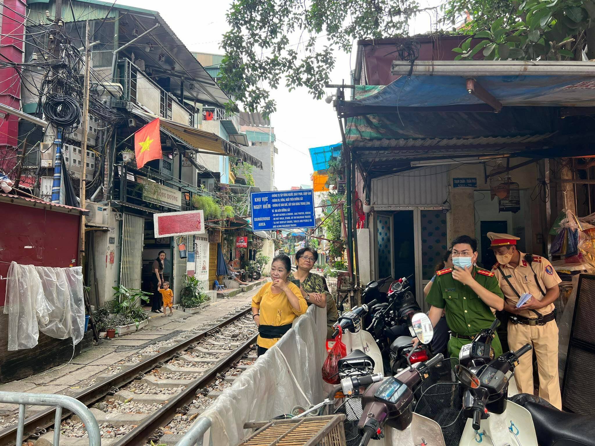 Khi c&oacute; lực lượng CSGT, C&ocirc;ng an phường c&oacute; mặt tại đ&acirc;y, cả du kh&aacute;ch nước ngo&agrave;i v&agrave; trong nước đều nghi&ecirc;m chỉnh chấp h&agrave;nh, kh&ocirc;ng v&agrave;o đường t&agrave;u chụp ảnh.