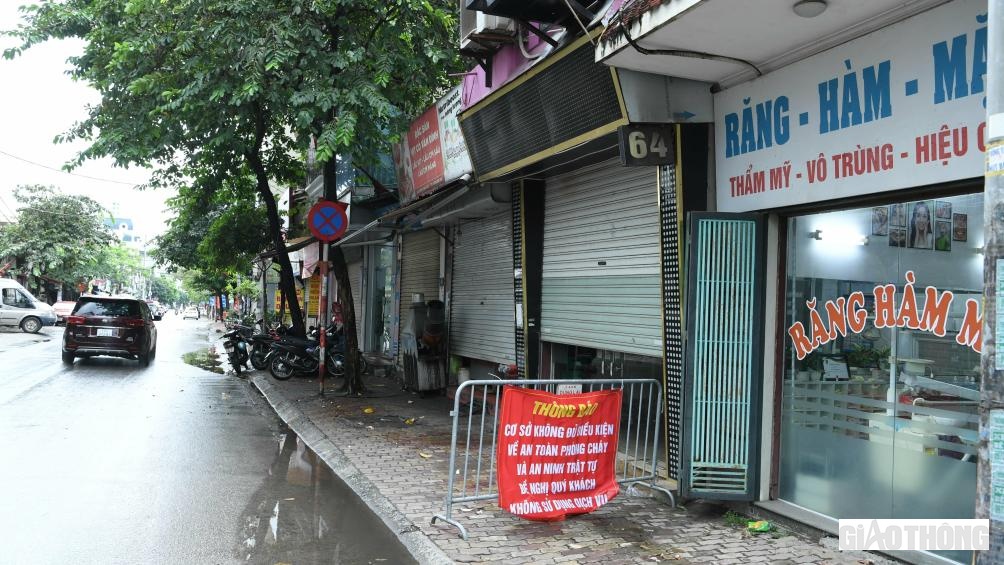 Trước đ&oacute;, theo ghi nhận của PV,  tại phường Thịnh Liệt, quận Ho&agrave;ng Mai đ&atilde; gắn biển v&agrave; đề nghị người d&acirc;n kh&ocirc;ng sử dụng dịch vụ tại qu&aacute;n karaoke chưa đảm bảo an to&agrave;n.