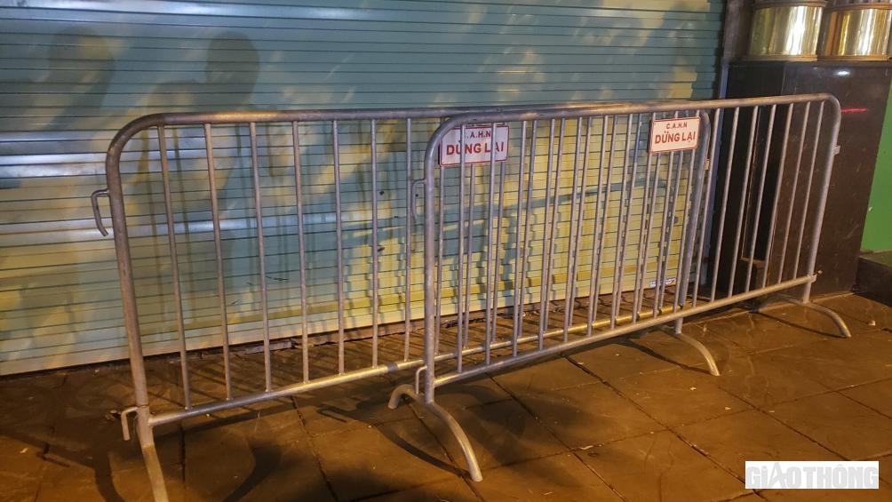 Theo ghi nhận của PV B&aacute;o Giao Th&ocirc;ng, h&agrave;ng loạt qu&aacute;n karaoke tr&ecirc;n tuyến phố Nguyễn Khang, Quan Hoa,... c&aacute;c qu&aacute;n karaoke ở quận Ho&agrave;ng Mai bị cơ quan chức năng lập r&agrave;o chắn, y&ecirc;u cầu đ&oacute;ng cửa khi kh&ocirc;ng đảm bảo điều kiện kinh doanh theo quy định.