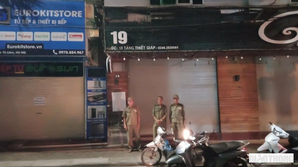 Tr&ecirc;n tuyến phố kh&aacute;c, cơ quan chức năng cử lực lượng gi&aacute;m s&aacute;t.