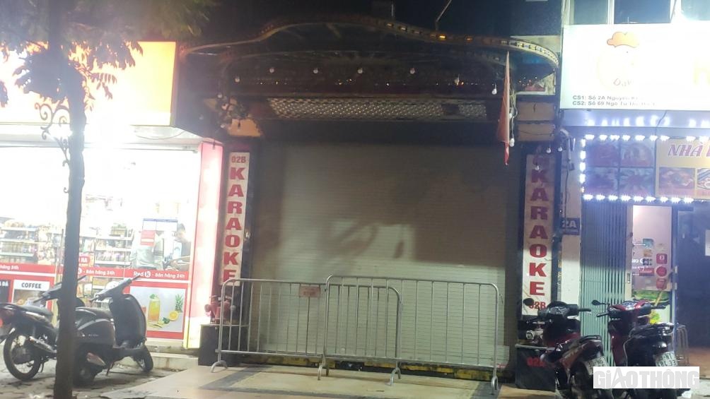 Một qu&aacute;n karaoke tr&ecirc;n tuyến đường Nguyễn Khang bị r&agrave;o chắn.