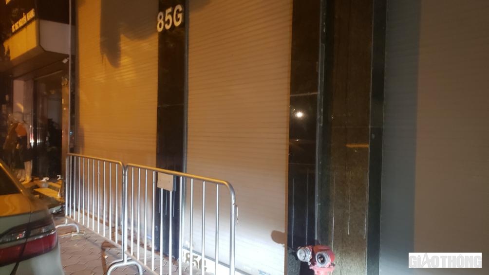 Một qu&aacute;n karaoke kh&aacute;c tr&ecirc;n đường Nguyễn Khang bị cơ quan chức năng đặt barie.