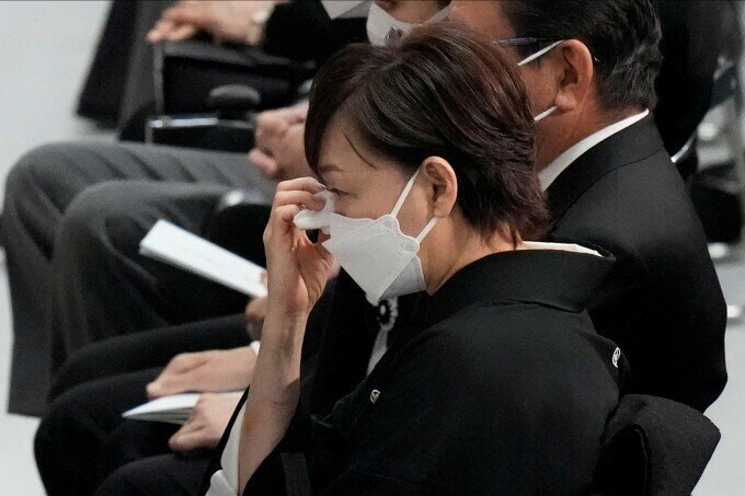 Phu nh&acirc;n Akie Abe x&uacute;c động khi nghe c&aacute;c quan chức ph&aacute;t biểu về chồng.