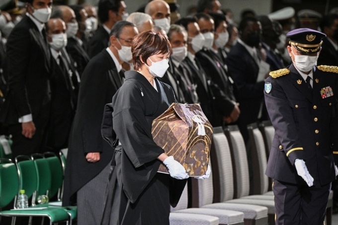 Phu nhân Akie Abe đưa hũ tro cốt cựu thủ tướng Shinzo Abe vào nơi cử hành tang lễ.