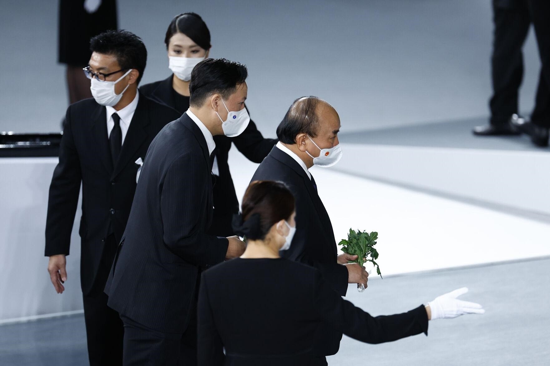 Chủ tịch nước Nguyễn Xu&acirc;n Ph&uacute;c đặt hoa tưởng niệm.