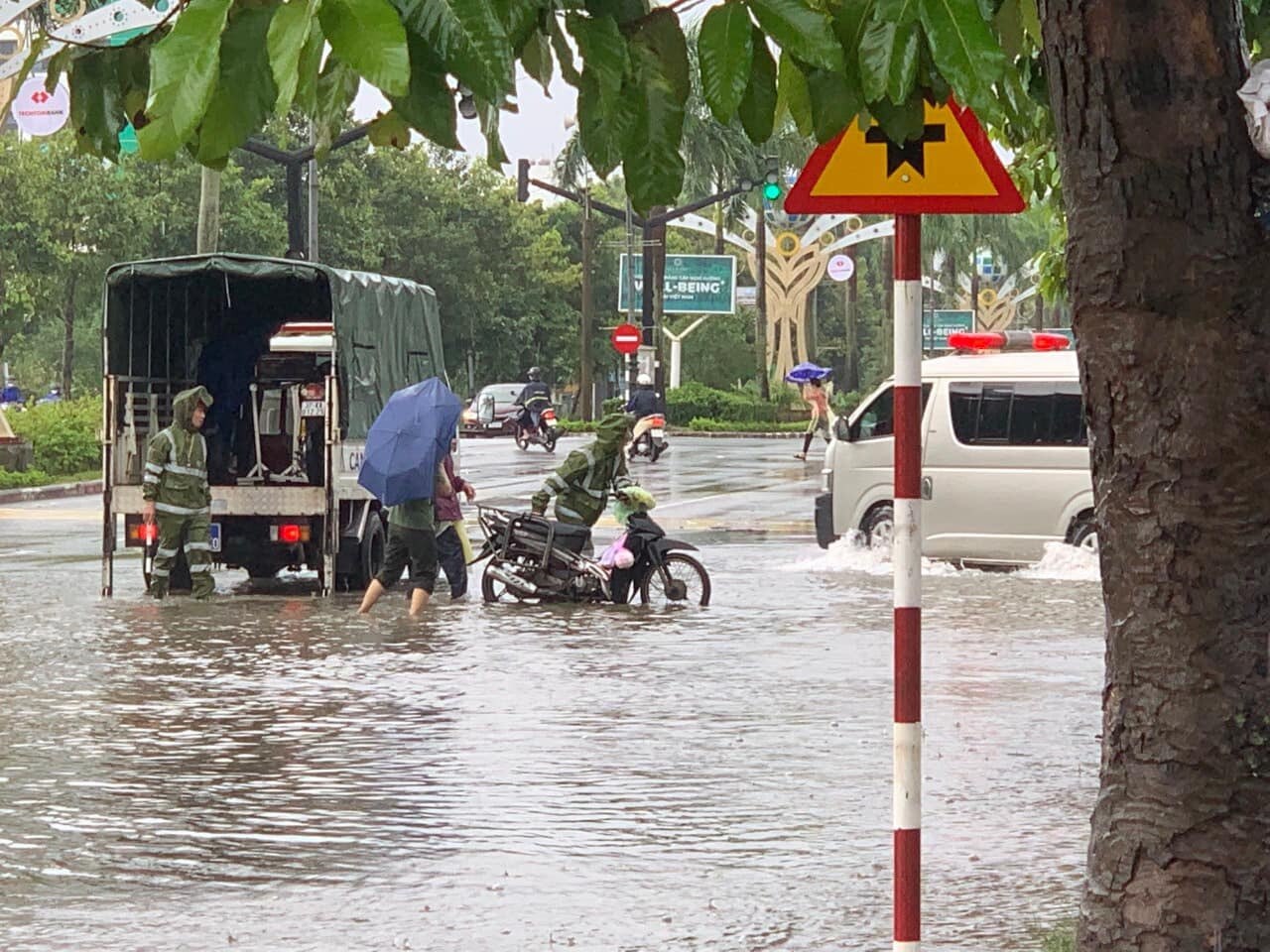 Một số tuyến đường như đại lộ L&ecirc; Nin, đường 72m bị ngập s&acirc;u c&aacute;c phương tiện kh&ocirc;ng thể di chuyển