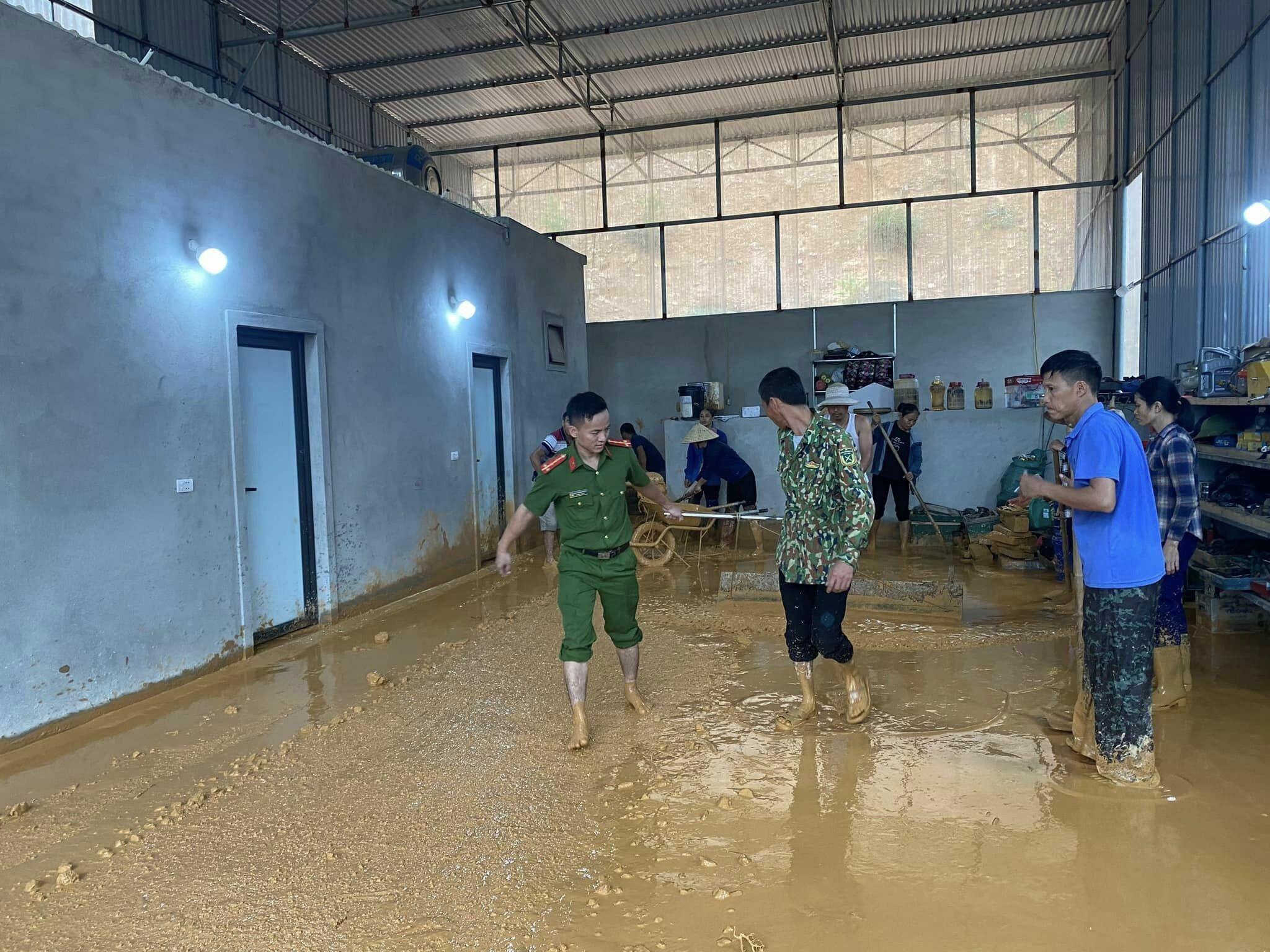 c&ugrave;ng nh&acirc;n d&acirc;n k&eacute;o b&ugrave;n đất trong nh&agrave; ra ngo&agrave;i.