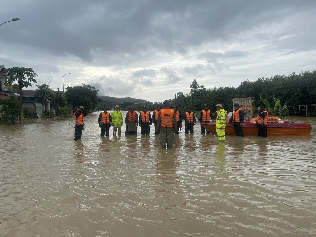 Nước ở đ&acirc;y hiện đ&atilde; d&acirc;ng cao đến 0,5m khiến phương tiện kh&ocirc;ng thể đi lại. Lực lượng bộ đội qu&acirc;n khu 4 c&ugrave;ng c&ocirc;ng an đ&atilde; phải bố tr&iacute; cả xuồng để l&agrave;m c&ocirc;ng t&aacute;c cứu nạn cứu hộ. (Ảnh: CANA)