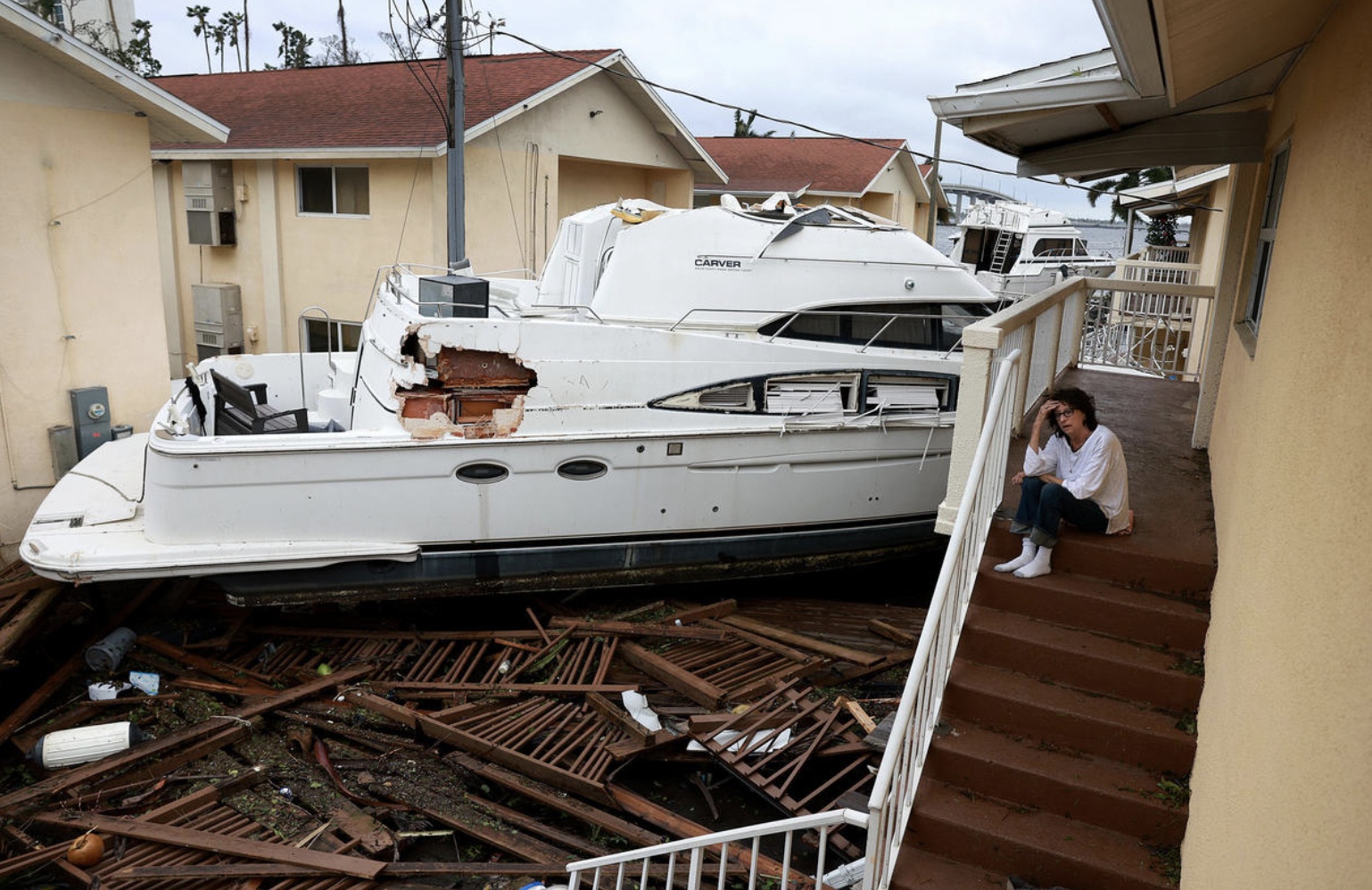 Theo Thống đốc DeSantis, b&atilde;o đ&atilde; nhấn ch&igrave;m v&agrave; t&agrave;n ph&aacute; th&agrave;nh phố Cape Coral, Fort Myers v&agrave; lượng nước đang tiếp tục d&acirc;ng cao.