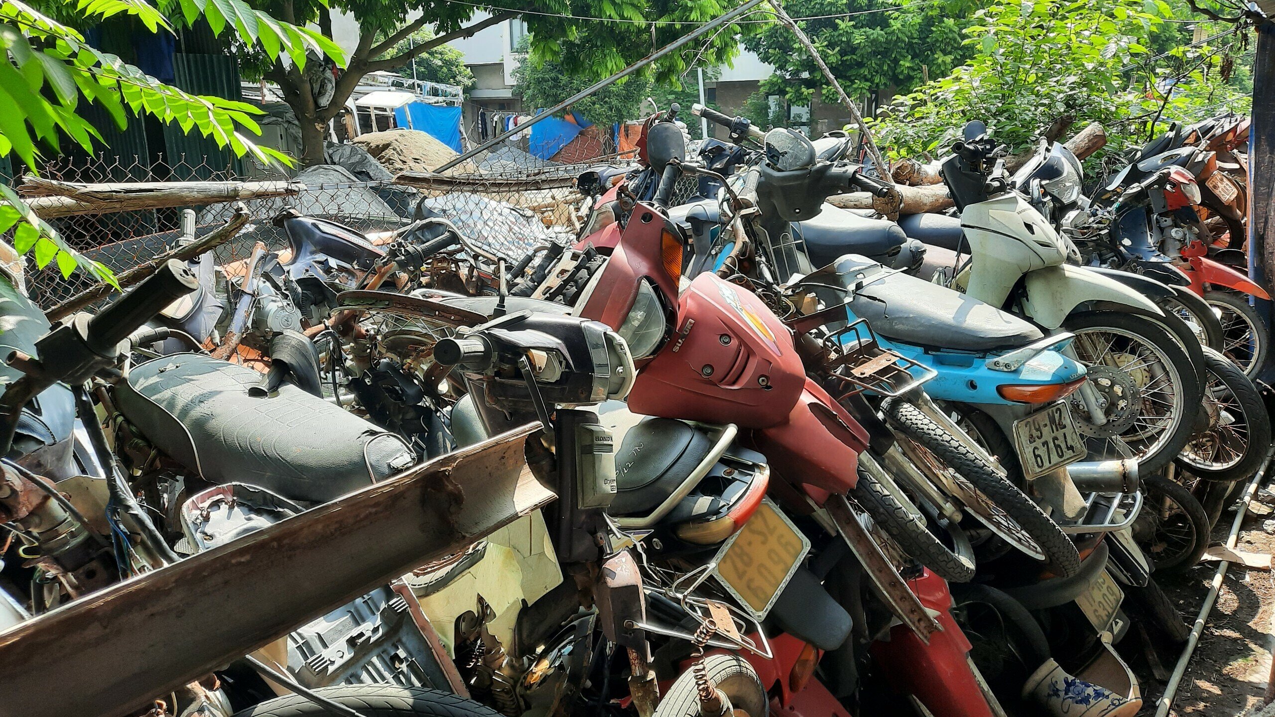 &Ocirc;ng Nguyễn Văn Thốn, Gi&aacute;m đốc C&ocirc;ng ty H&agrave; Cầu - Thăng Long cho biết, rất nhiều xe đ&atilde; ở đ&acirc;y hơn 3 năm, thậm ch&iacute; kh&ocirc;ng thiếu những chiếc xe đ&atilde; "tạm tr&uacute;" hơn chục năm m&agrave; chủ sở hữu chưa đến nhận.