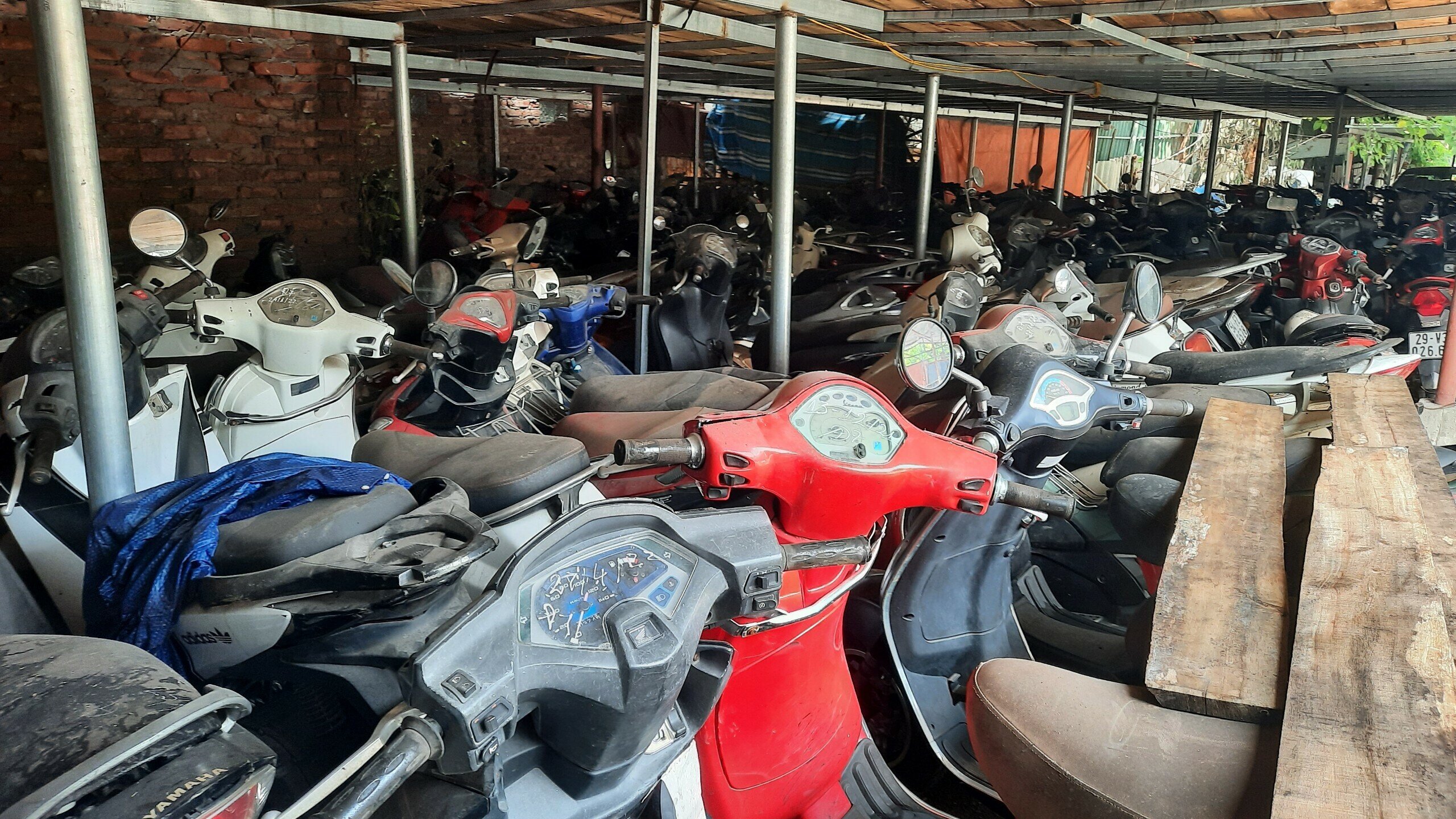 Hiện nay b&atilde;i xe của C&ocirc;ng ty H&agrave; Cầu đang tr&ocirc;ng giữ hơn 3 ngh&igrave;n chiếc xe m&aacute;y vi phạm giao th&ocirc;ng.