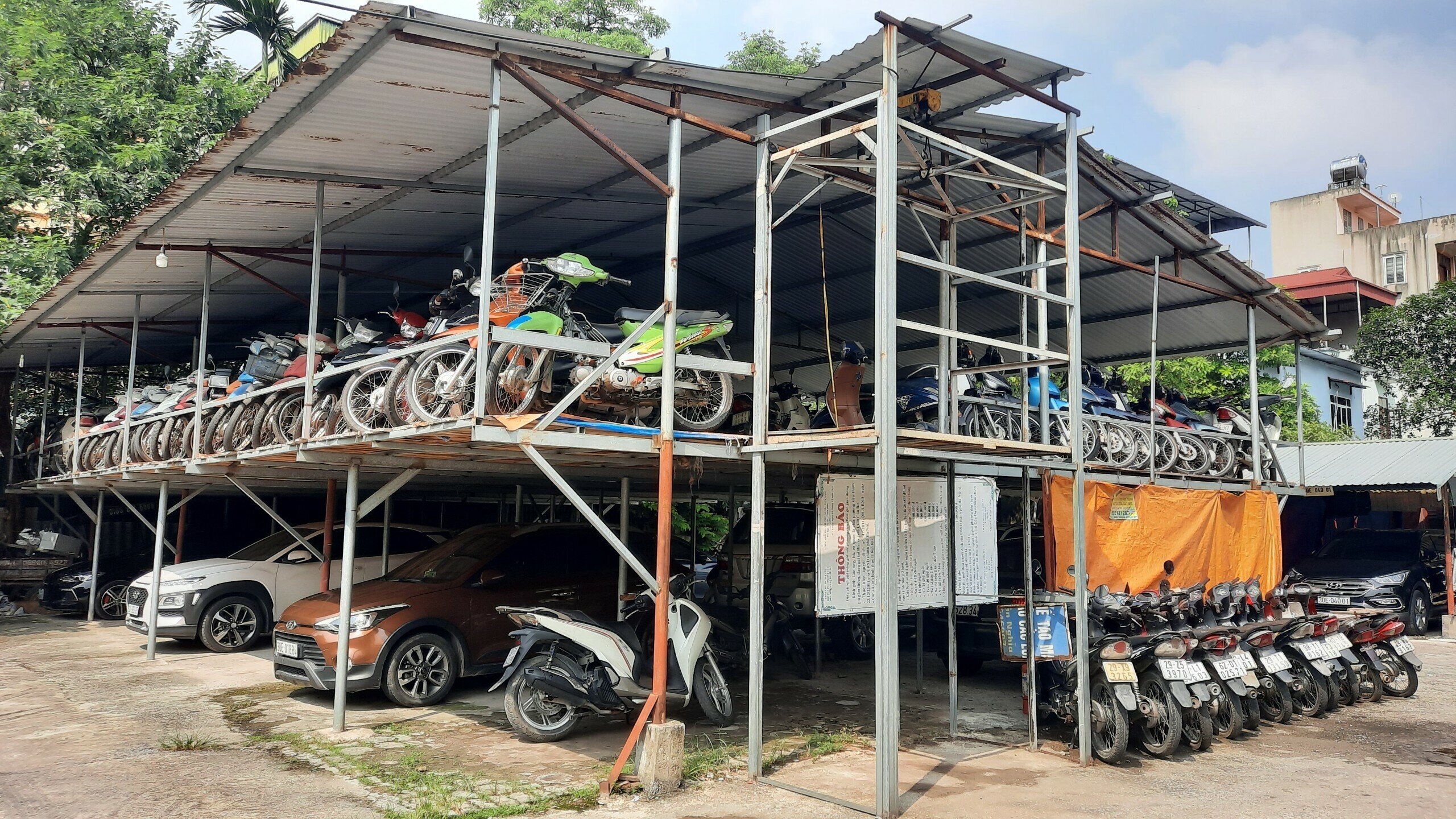 Mỗi năm lượng xe m&aacute;y ở b&atilde;i của C&ocirc;ng ty H&agrave; Cầu - Thăng Long lại tăng l&ecirc;n, ch&iacute;nh v&igrave; thế đơn vị n&agrave;y đ&atilde; phải bỏ th&ecirc;m chi ph&iacute; l&agrave;m l&aacute;n xưởng để c&oacute; chỗ để xe vi phạm.