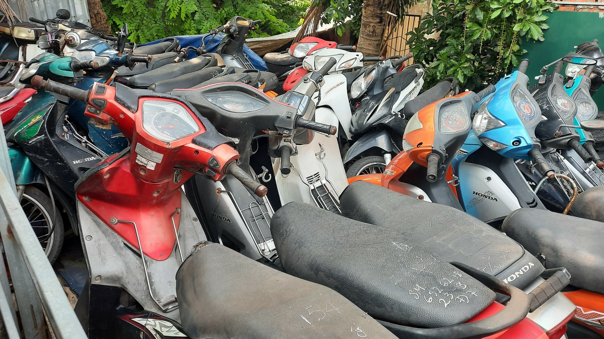 Khi chiếc xe được x&aacute;c định v&ocirc; chủ, quy tr&igrave;nh tịch thu, đấu gi&aacute;, ti&ecirc;u hủy hiện kh&aacute; phức tạp, n&ecirc;n t&iacute;nh từ thời điểm xe bị tạm giữ đến khi xử l&yacute; được, &iacute;t nhất mất hơn một năm. V&igrave; thế, c&aacute;c b&atilde;i tr&ocirc;ng giữ xe vi phạm "vơi &iacute;t, th&ecirc;m nhiều", ng&agrave;y c&agrave;ng qu&aacute; tải.

&ldquo;Phải lập hội đồng định gi&aacute; gồm đại diện c&ocirc;ng an, t&agrave;i ch&iacute;nh, tư ph&aacute;p, để ra quyết định tịch thu xe. Tiếp theo l&agrave; kh&acirc;u định gi&aacute;, xem chiếc xe sau khi lưu kho từng đấy ng&agrave;y, th&igrave; gi&aacute; trị sử dụng được bao nhi&ecirc;u, rồi mang gi&aacute; trị n&agrave;y so với gi&aacute; xe mới, để đưa ra một con số hợp l&yacute; nhất, sau đ&oacute; mới đưa ra đấu gi&aacute;&rdquo;, vị c&aacute;n bộ n&agrave;y cho hay.