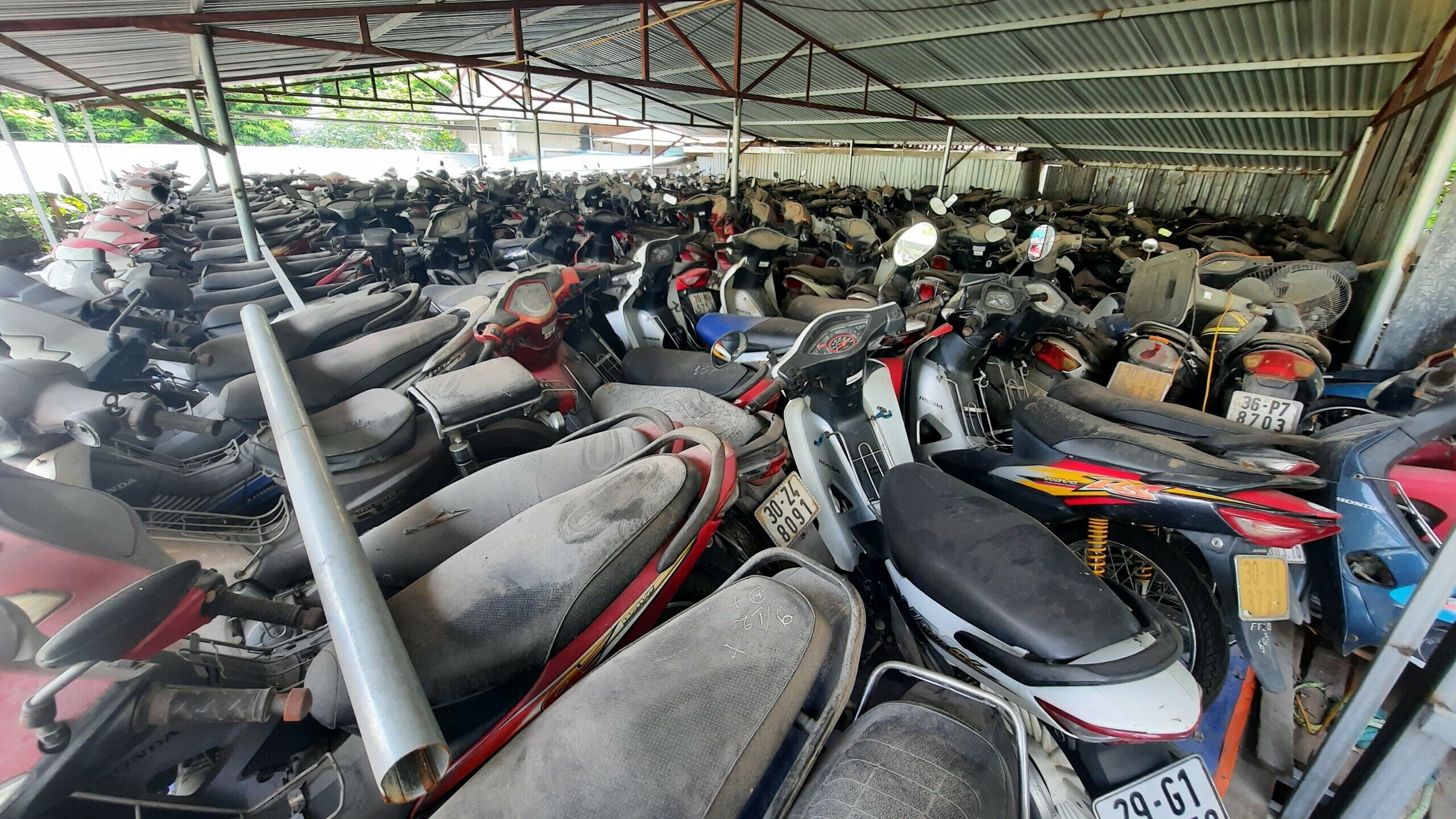 &Ocirc;ng Thốn cho biết, d&ugrave; đ&atilde; l&agrave;m hồ sơ để thanh l&yacute; những chiếc xe "v&ocirc; chủ", nhưng v&igrave; nhiều l&yacute; do (về thủ tục, dịch bệnh Covid-19), m&agrave; gần 3 năm nay chưa thể tiến h&agrave;nh đấu gi&aacute; được một chiếc xe m&aacute;y n&agrave;o.