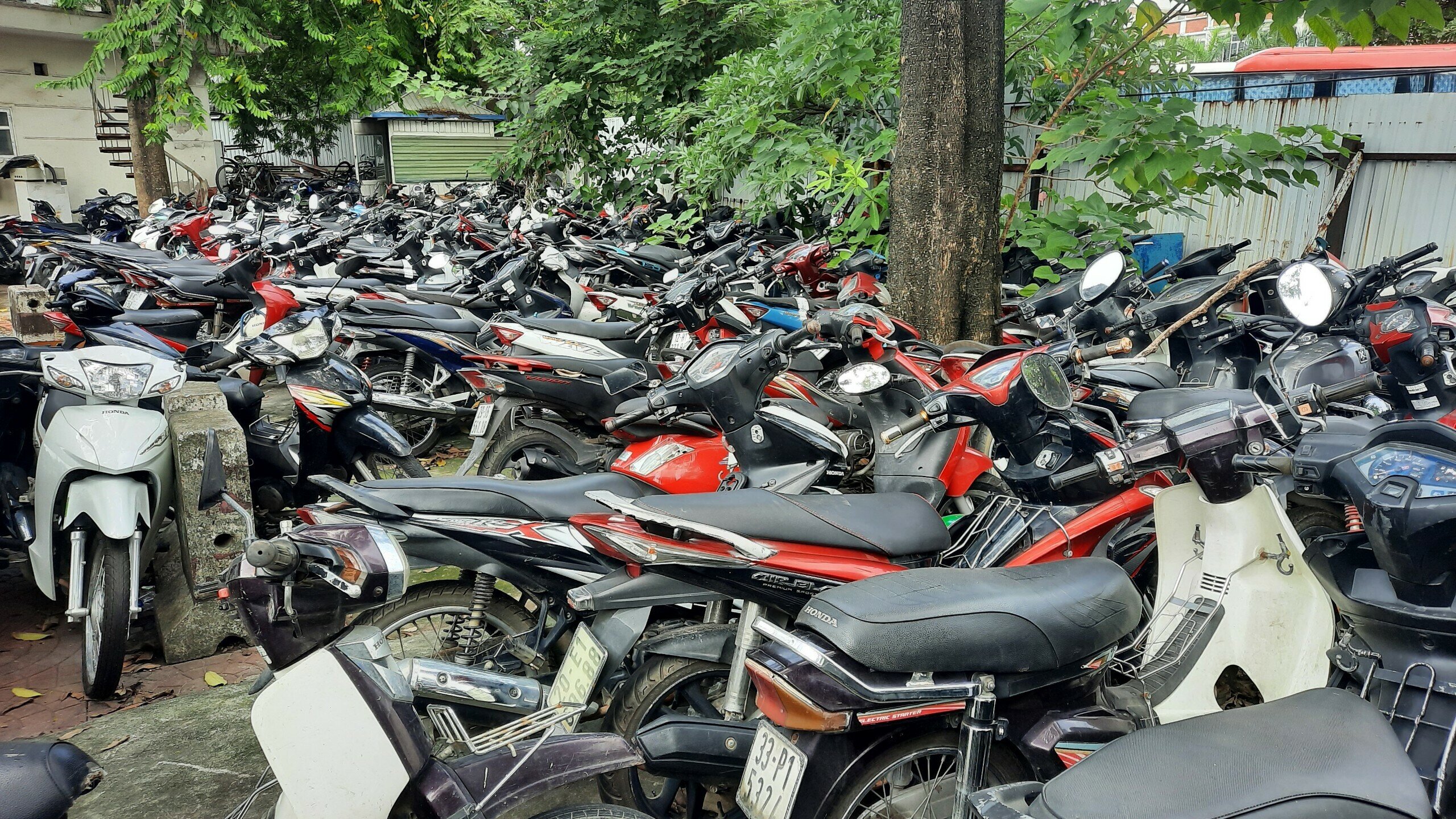 B&atilde;i để xe vi phạm tại Mỹ Đ&igrave;nh của Đội CSGT số 6 (Ph&ograve;ng CSGT C&ocirc;ng an TP H&agrave; Nội) cũng trong ho&agrave;n cảnh chật k&iacute;n xe m&aacute;y.