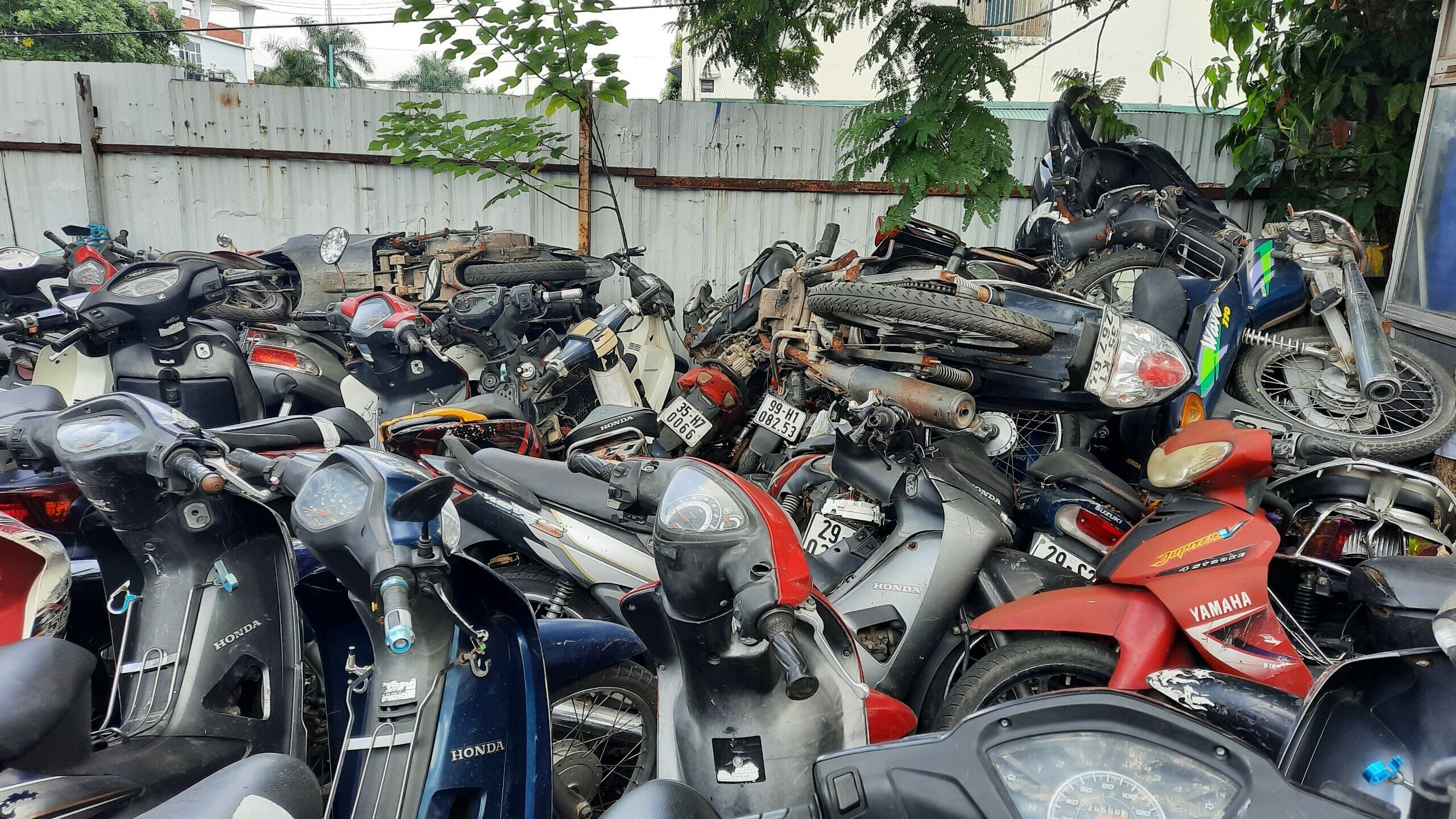 "C&oacute; nhiều l&yacute; do để người vi phạm kh&ocirc;ng đến lấy xe, như mức phạt cao tương đương với gi&aacute; trị xe hoặc người điều khiển kh&ocirc;ng đủ c&aacute;c loại giấy tờ theo quy định, xe đ&atilde; bị thay đổi kết cấu, chế độ c&aacute;c bộ phận", nh&acirc;n vi&ecirc;n tr&ocirc;ng giữ xe ở đ&acirc;y cho hay.