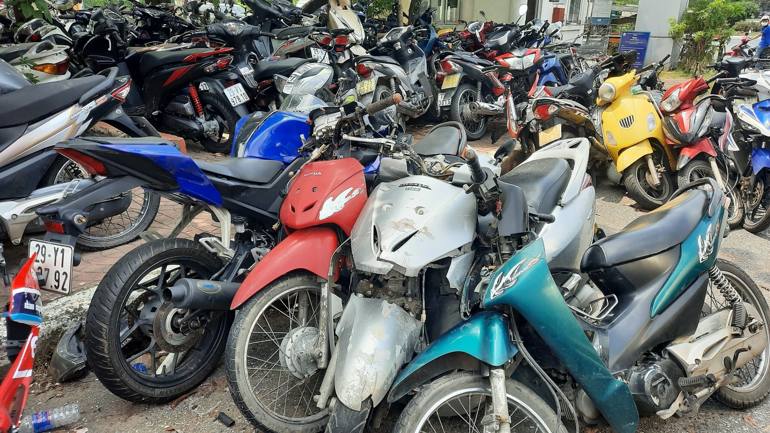 Những chiếc xe m&aacute;y tại đ&acirc;y cũng bị bụi phủ một lớp d&agrave;y bởi đ&atilde; qu&aacute; l&acirc;u rồi người vi phạm kh&ocirc;ng đến l&agrave;m thủ tục nộp phạt để lấy xe ra.