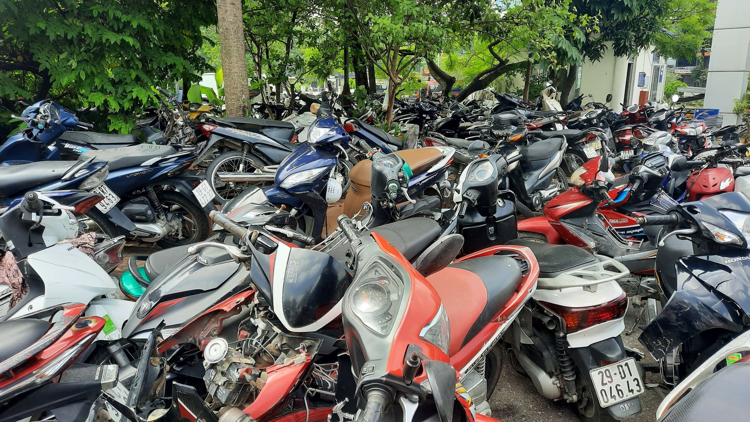 Một c&aacute;n bộ Đội CSGT số 6 (C&ocirc;ng an TP H&agrave; Nội) cho biết, hiện quy định thời hạn người vi phạm phải đến chấp h&agrave;nh xử phạt lấy xe bị tạm giữ về đ&atilde; được r&uacute;t ngắn c&ograve;n 30 ng&agrave;y (trước đ&acirc;y l&agrave; 1 năm).
Tuy nhi&ecirc;n, theo quy định của Luật Xử l&yacute; vi phạm h&agrave;nh ch&iacute;nh, đối với trường hợp cần phải điều tra, x&aacute;c minh (xe gian, xe nghi tang vật) sẽ mất nhiều thời gian, c&oacute; thể l&ecirc;n tới 90 ng&agrave;y.