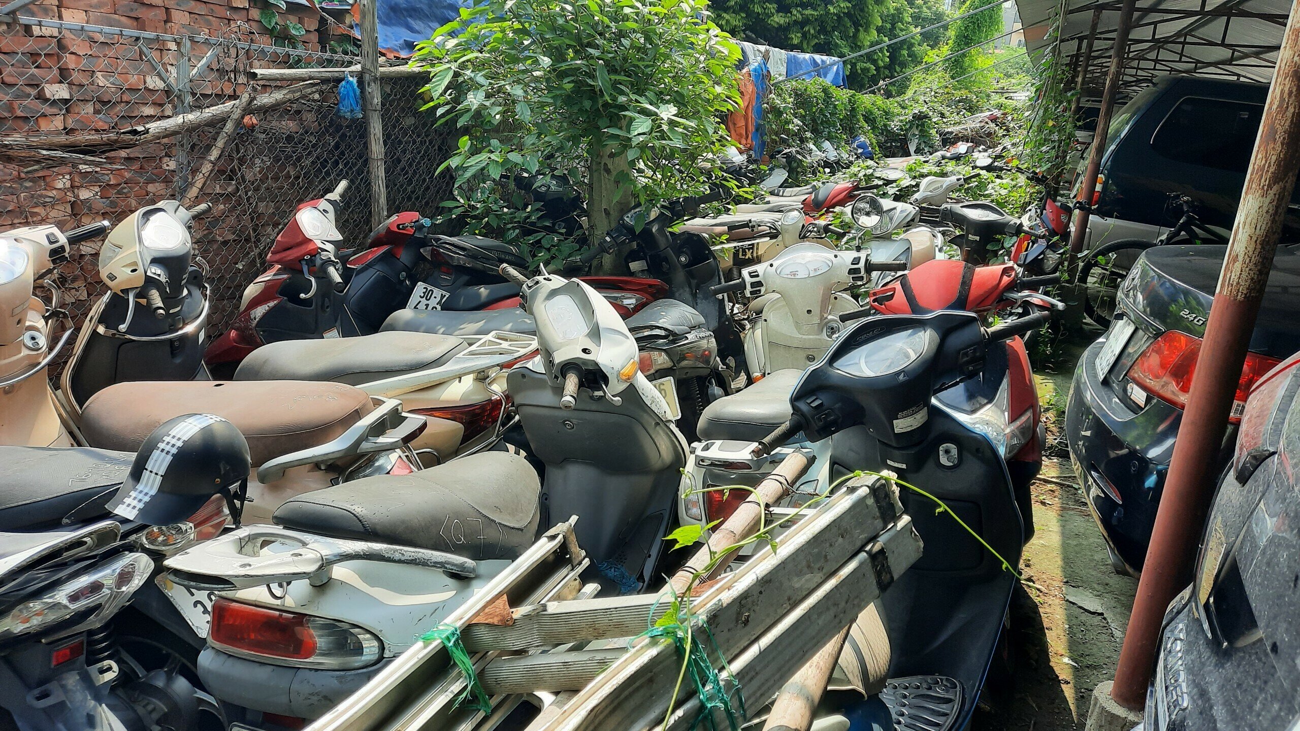 "C&oacute; những xe l&uacute;c v&agrave;o đ&acirc;y c&ograve;n rất mới, c&oacute; nh&atilde;n hiệu nổi tiếng, đắt tiền, nhưng qua nhiều năm đ&atilde; bị xuống cấp", &ocirc;ng Th&ocirc;n n&oacute;i.