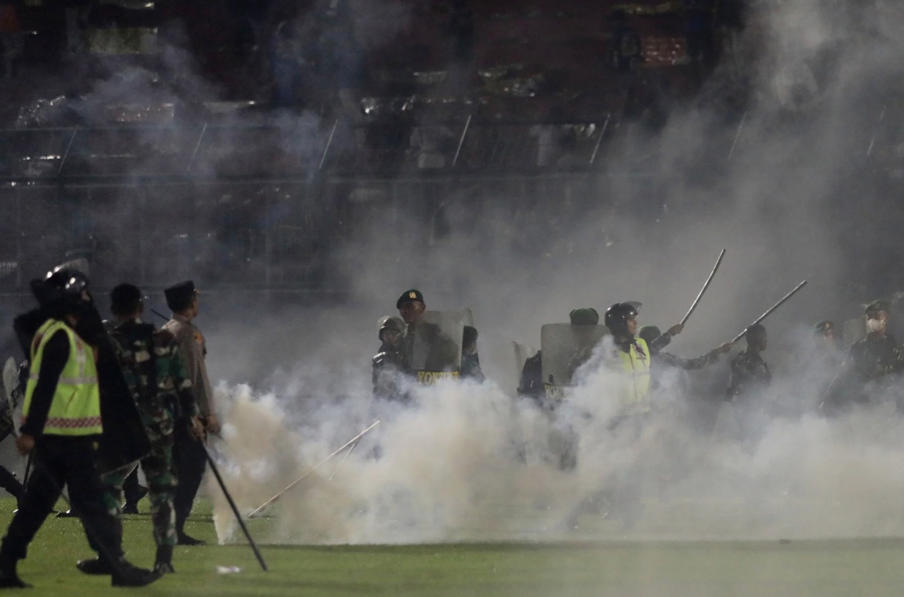 Bộ trưởng Bộ An ninh Indonesia Mahfud MD nhận định, số lượng người tới s&acirc;n vận động đ&atilde; vượt qu&aacute; sức chứa tối đa của s&acirc;n vận động n&agrave;y. &Ocirc;ng Mahfud MD chỉ ra, đ&atilde; c&oacute; 42.000 v&eacute; được b&aacute;n ra trong khi s&acirc;n vận động n&agrave;y chỉ c&oacute; thể chứa 38.000 người.