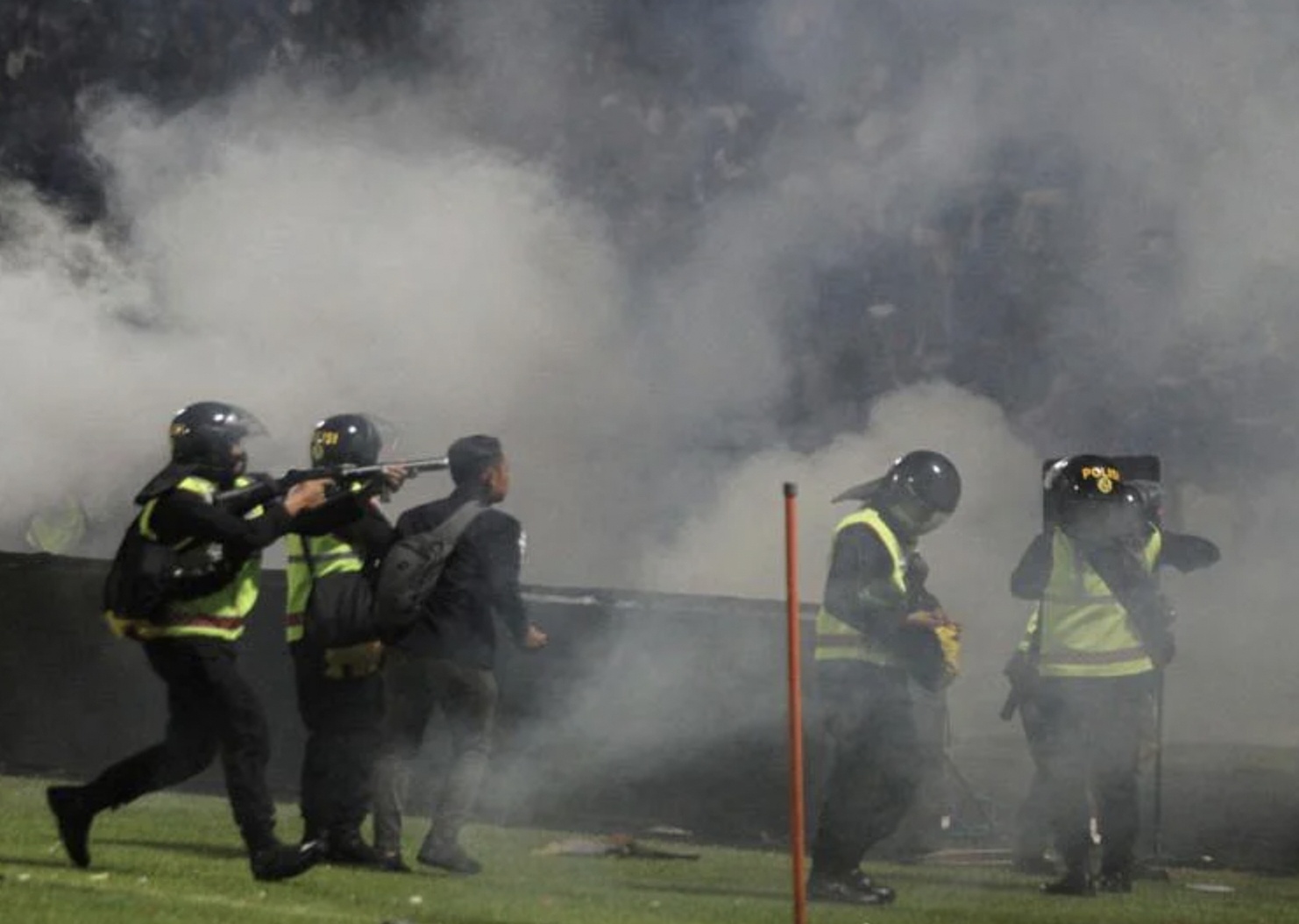 Do đ&oacute;, trong mỗi trận b&oacute;ng, cảnh s&aacute;t chống bạo động lu&ocirc;n được điều động để đảm bảo an to&agrave;n tr&ecirc;n s&acirc;n.