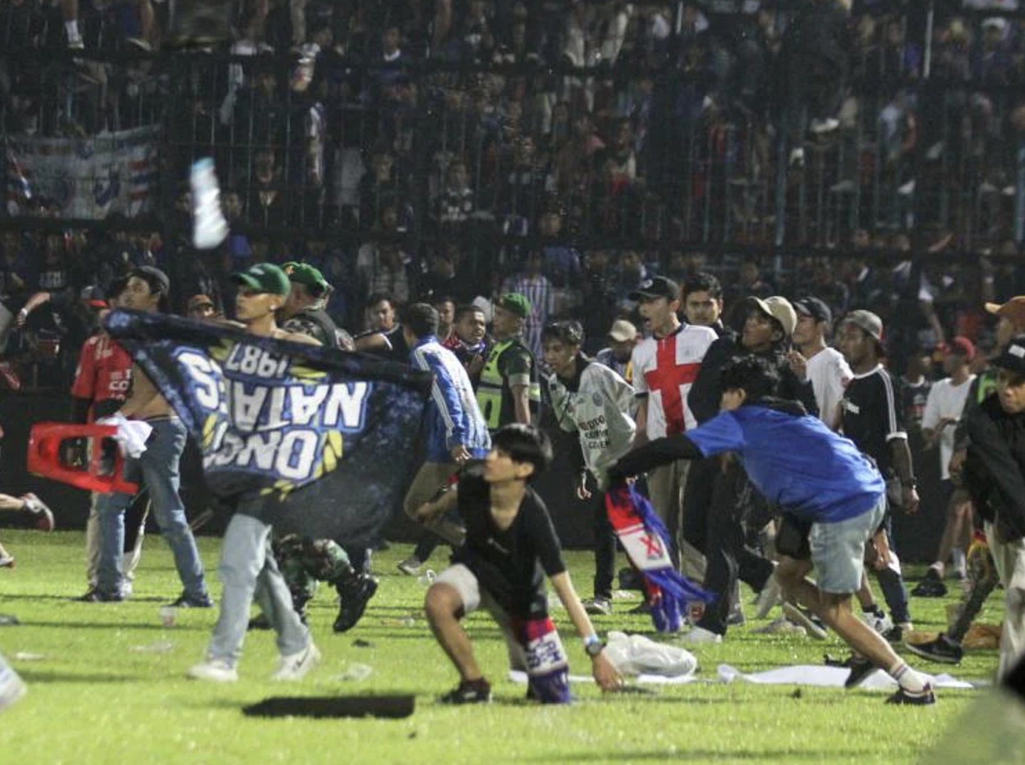 Thảm hoạ tại s&acirc;n b&oacute;ng xảy ra sau khi trận đấu giữa đội b&oacute;ng Arema FC v&agrave; Persebaya Surabaya kết th&uacute;c. Người h&acirc;m mộ của đội Arema đ&atilde; ồ ạt lao từ tr&ecirc;n kh&aacute;n đ&agrave;i xuống s&acirc;n, buộc cảnh s&aacute;t phải d&ugrave;ng hơi cay, dẫn đến cảnh giẫm đạp, nhiều trường hợp bị nghẹt thở, theo Cảnh s&aacute;t trưởng khu vực Đ&ocirc;ng Java Nico Afinta.
