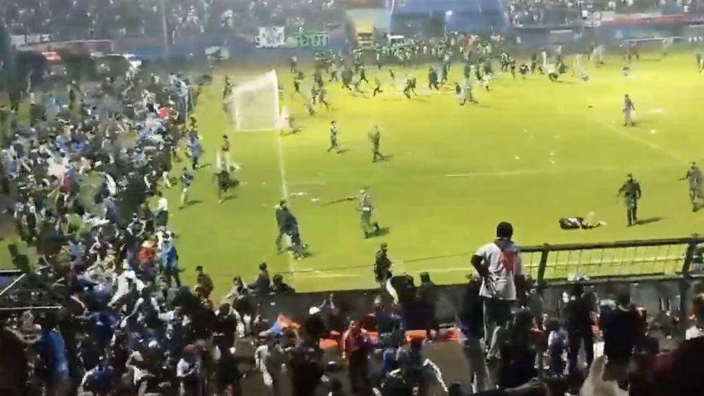 H&igrave;nh ảnh do truyền th&ocirc;ng địa phương đăng tải cho thấy s&acirc;n vận động Kanjuruhan như "ong vỡ tổ".