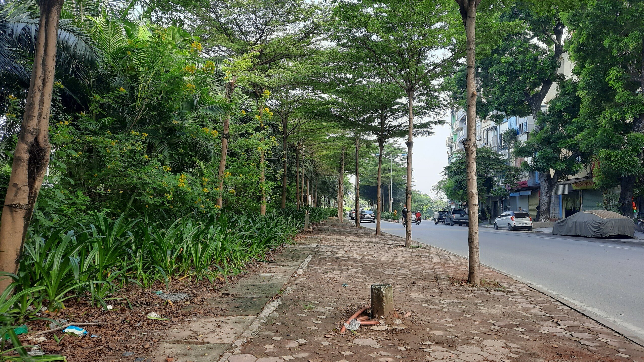 Sau gần 2h xử l&yacute; xe vi phạm đỗ dừng, vỉa h&egrave; gi&aacute;p ranh đường Bưởi v&agrave; V&agrave;nh đai 2 đ&atilde; được trả lại sự th&ocirc;ng tho&aacute;ng.