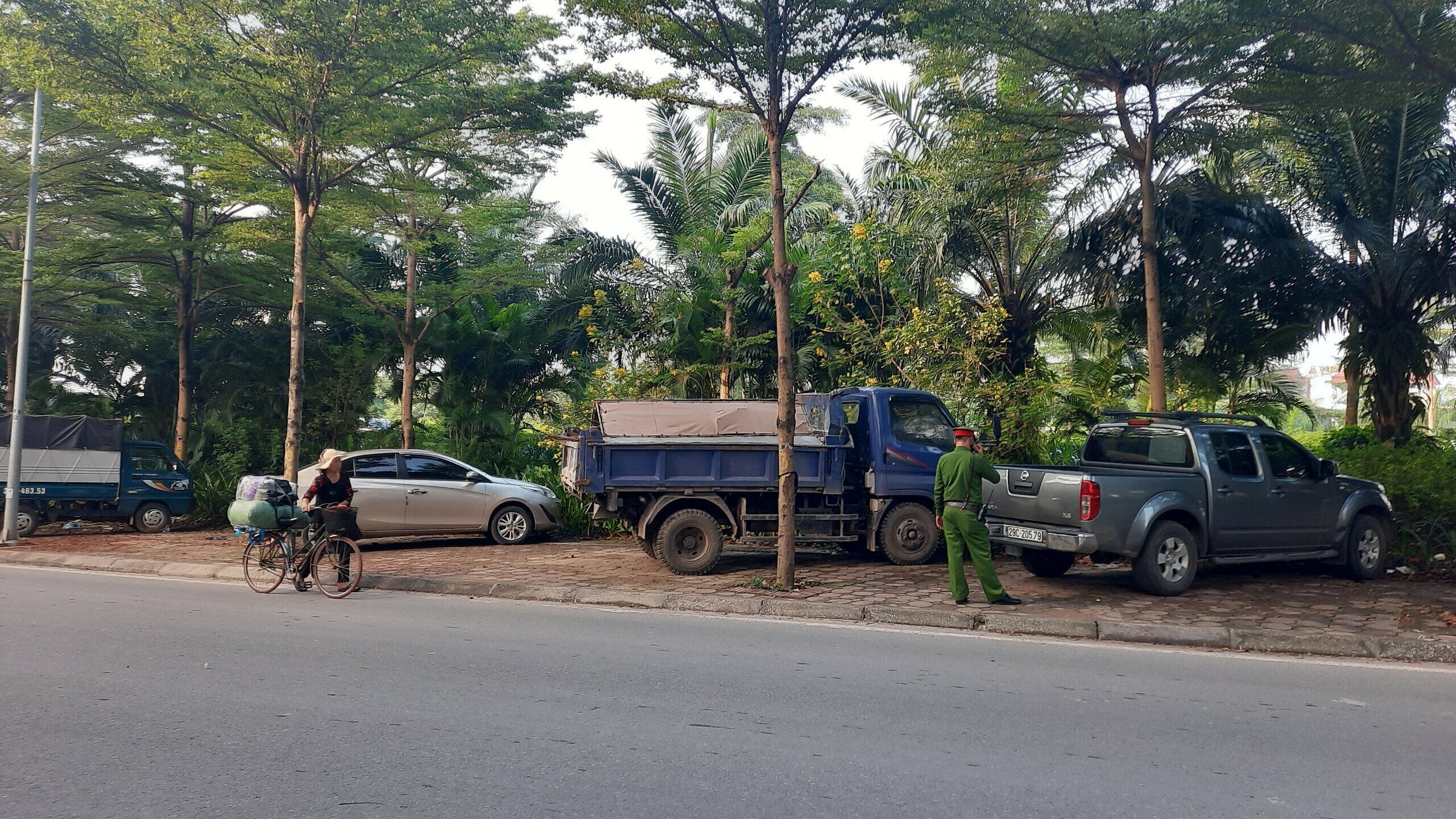 S&aacute;ng nay (4/10), Tổ li&ecirc;n ng&agrave;nh gồm Đội CSGT - trật tự C&ocirc;ng an quận Cầu Giấy v&agrave; C&ocirc;ng an phường Nghĩa Đ&ocirc; (TP H&agrave; Nội) tiến h&agrave;nh xử phạt h&agrave;ng loạt xe &ocirc; t&ocirc; dừng đỗ sai quy định tr&ecirc;n vỉa h&egrave; gi&aacute;p ranh đường Bưởi v&agrave; V&agrave;nh đai 2.