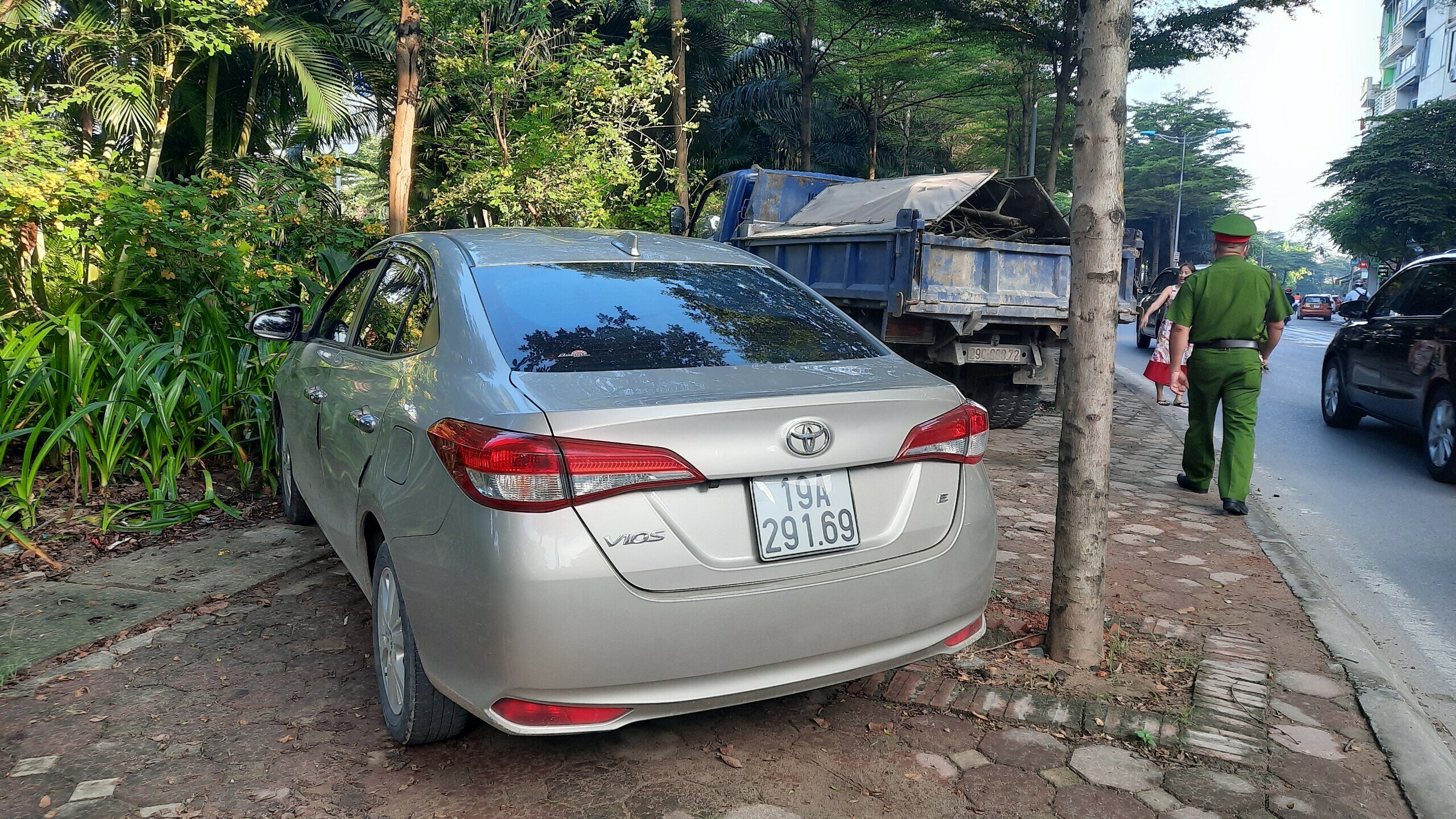 7h s&aacute;ng, Tổ li&ecirc;n ng&agrave;nh đ&atilde; ph&aacute;t hiện h&agrave;ng chục chiếc xe đang dừng đỗ sai quy định.