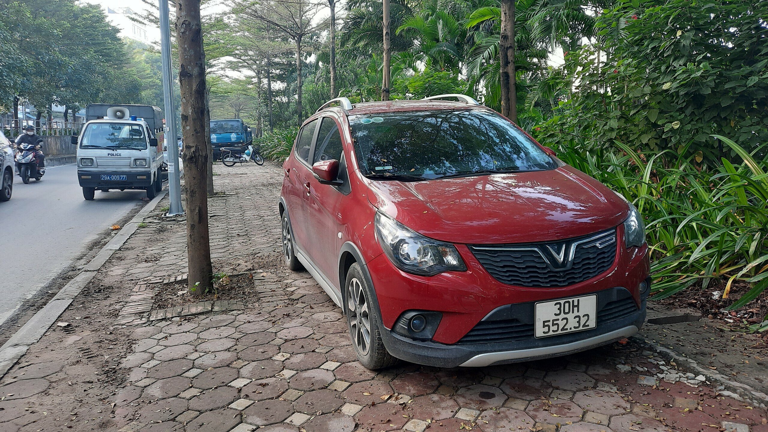 N&oacute;i về l&yacute; do đỗ xe tr&ecirc;n vỉa h&egrave; sai quy định, t&agrave;i xế xe BKS 30H-55232 cho biết: "Do nh&agrave; ở mặt đường Bưởi, gần đ&oacute; kh&ocirc;ng c&oacute; chỗ n&agrave;o để gửi, v&igrave; vậy đ&agrave;nh phải đỗ xe l&ecirc;n vỉa h&egrave; để trong đ&ecirc;m, cho d&ugrave; biết đ&oacute; l&agrave; vi phạm&rdquo;.