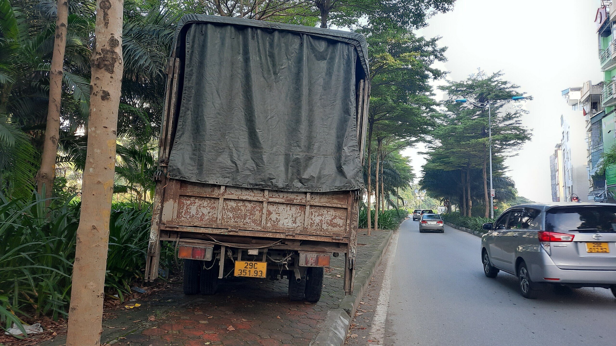 Khi tiếp cận đến những chiếc xe vi phạm n&agrave;y, Tổ li&ecirc;n ng&agrave;nh gặp kh&oacute; khăn trong việc li&ecirc;n lạc với t&agrave;i xế, bởi c&oacute; nhiều l&aacute;i xe đ&atilde; kh&ocirc;ng để lại số điện thoại tr&ecirc;n xe.