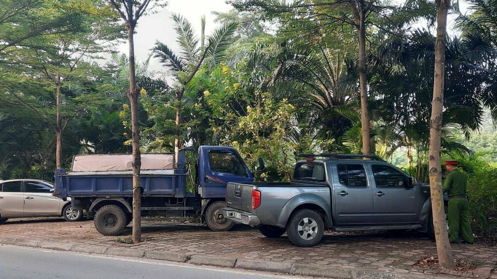&ldquo;T&ocirc;i từ Ph&uacute; Thọ đưa người đi cấp cứu trong đ&ecirc;m, l&uacute;c quay về buồn ngủ qu&aacute; n&ecirc;n đỗ xe l&ecirc;n vỉa h&egrave; n&agrave;y ngủ một l&aacute;t rồi đi tiếp&rdquo;, t&agrave;i xế BKS 19A-29169 cho hay.