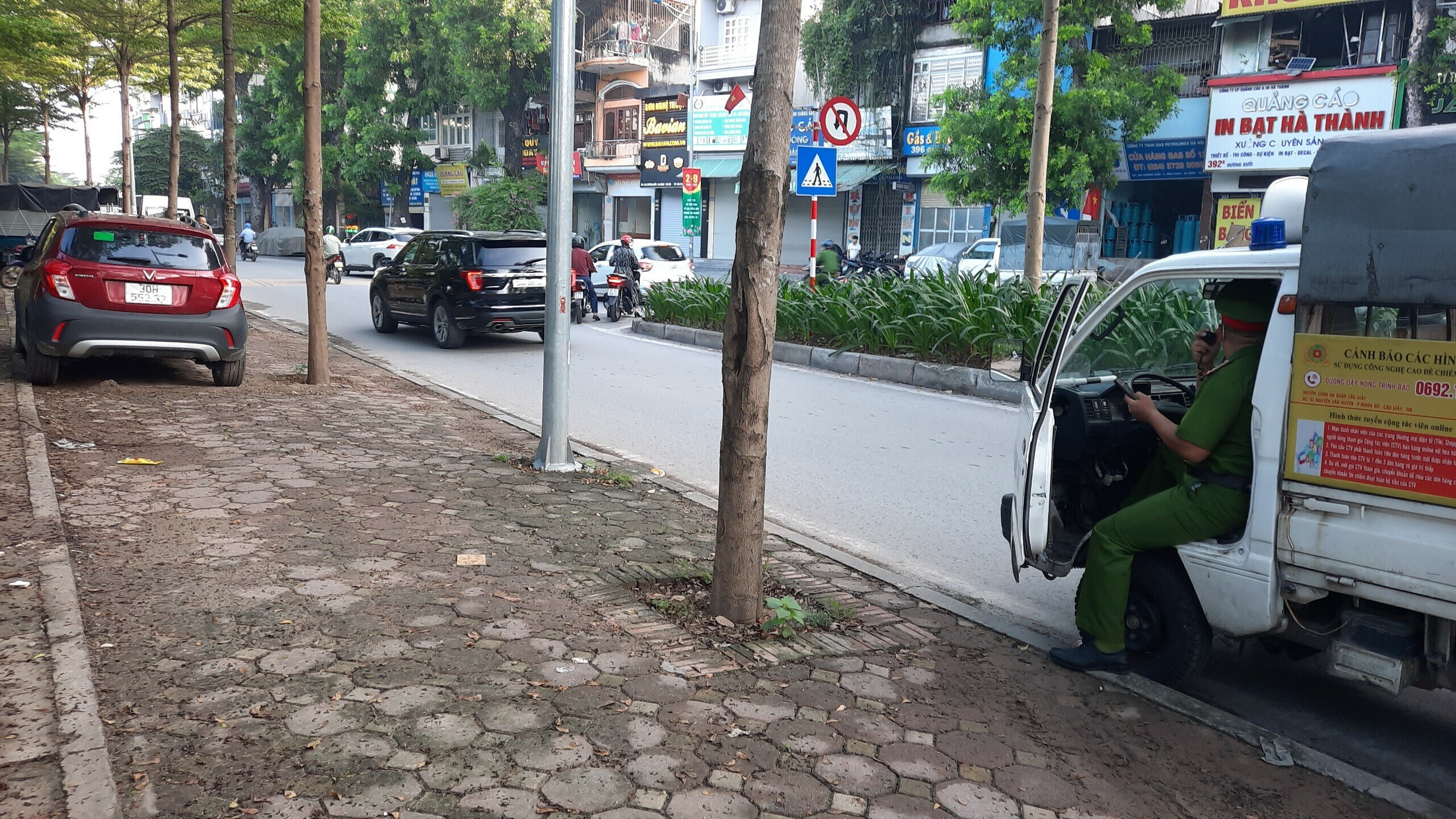 "C&ocirc;ng việc xử l&yacute; phương tiện dừng đỗ sai quy định nhằm bảo đảm đường th&ocirc;ng, h&egrave; tho&aacute;ng được ch&uacute;ng t&ocirc;i thực hiện thường xuy&ecirc;n, kh&ocirc;ng chỉ đợt cao điểm mới xử l&yacute;&rdquo;, &ocirc;ng Tuấn th&ocirc;ng tin.