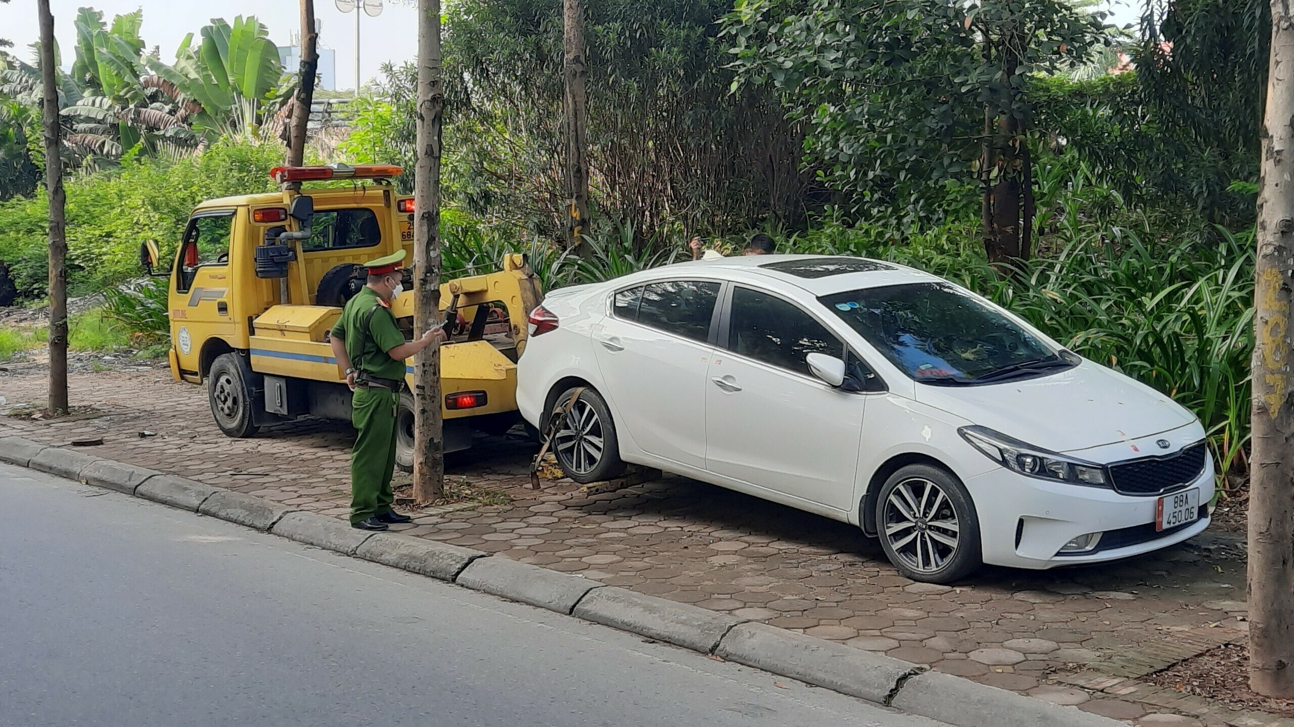 Một số xe vi phạm, lực lượng chức năng đ&atilde; tiến h&agrave;nh cẩu về b&atilde;i v&igrave; t&agrave;i xế kh&ocirc;ng đến để giải quyết.
