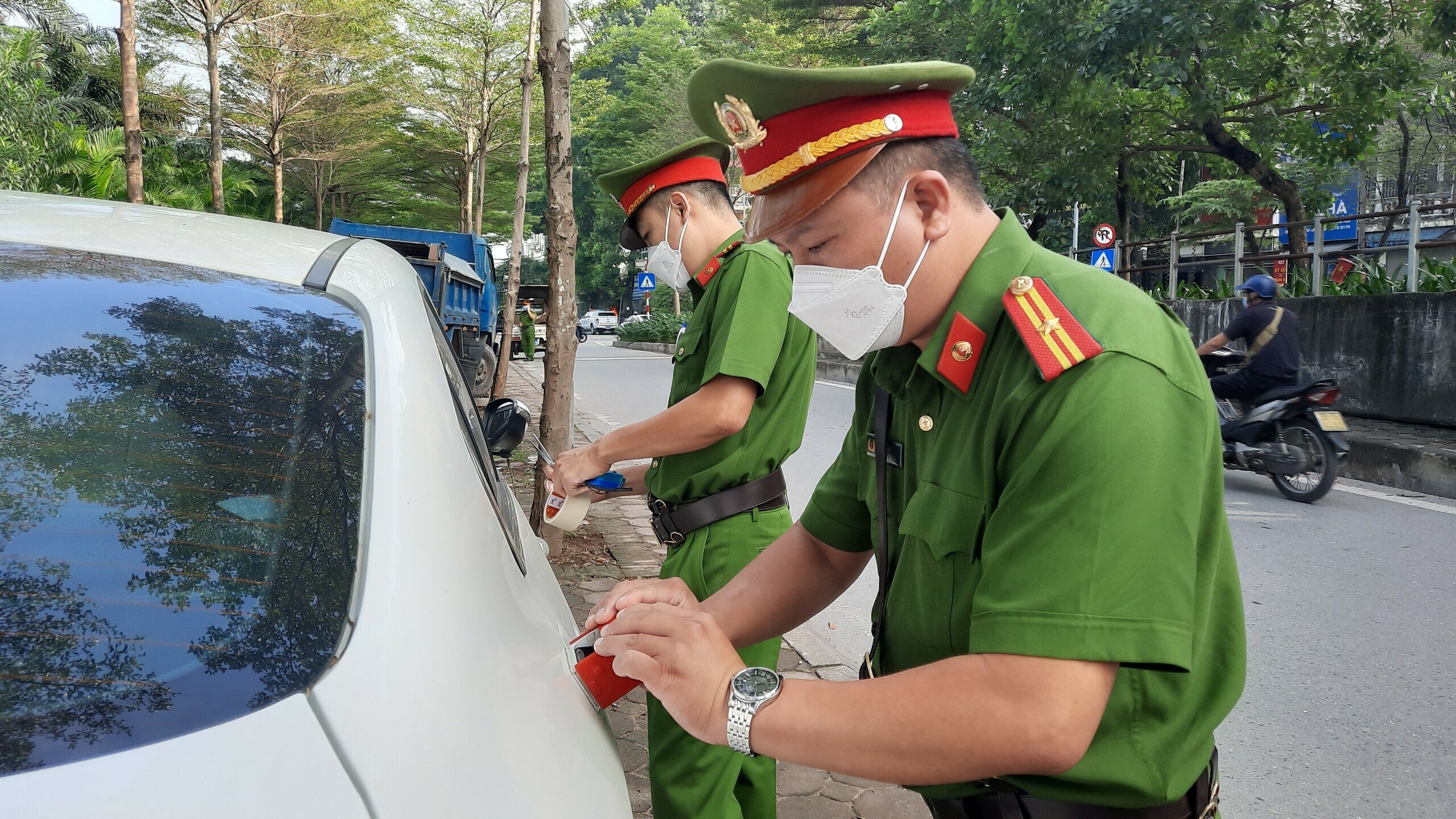 &Ocirc;ng Nguyễn Anh Tuấn, Ph&oacute; trưởng C&ocirc;ng an phường Nghĩa Đ&ocirc; cho biết, thực hiện chỉ đạo của C&ocirc;ng an quận Cầu Giấy v&agrave; TP H&agrave; Nội, ch&uacute;ng t&ocirc;i đ&atilde; phối hợp với lực lượng CSGT - trật tự quận Cầu Giấy thường xuy&ecirc;n tuần tra, khi ph&aacute;t hiện vi phạm về dừng đỗ xe kh&ocirc;ng đ&uacute;ng quy định sẽ tiến h&agrave;nh xử l&yacute; nghi&ecirc;m.