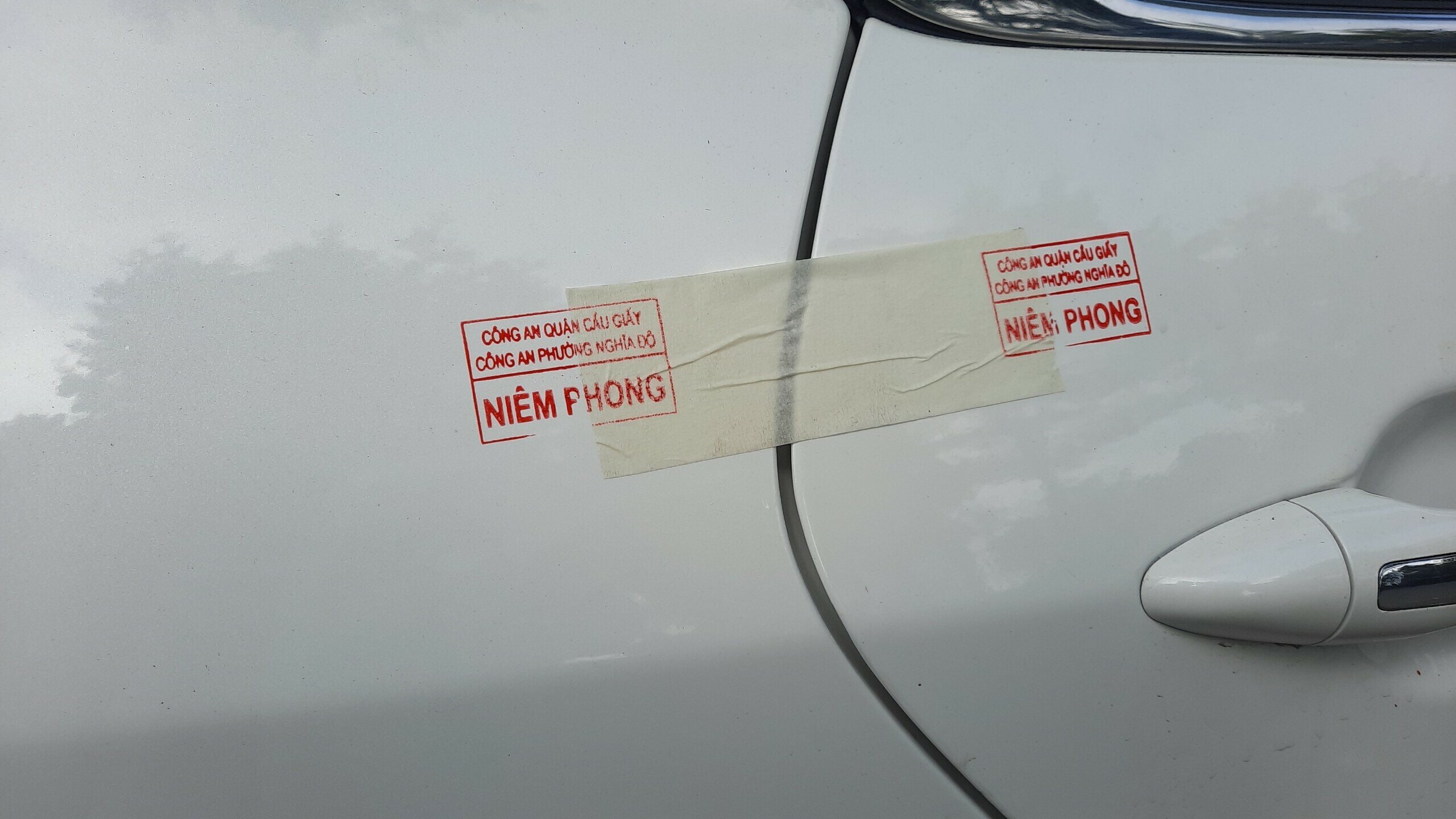 Trước khi cẩu xe vi phạm, lực lượng chức năng tiến h&agrave;nh d&aacute;n ni&ecirc;m phong v&agrave; lập bi&ecirc;n bản.