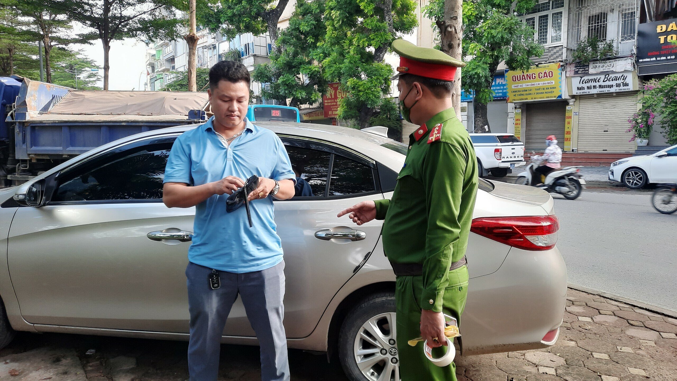 T&agrave;i xế xe BKS 19A-29169 ngủ trong xe say tới mức c&ocirc;ng an đến g&otilde; cửa, gọi to nhưng t&agrave;i xế n&agrave;y vẫn kh&ocirc;ng tỉnh. Chỉ đến khi chuẩn bị gọi xe cẩu đến th&igrave; l&aacute;i xe n&agrave;y mới tỉnh giấc.