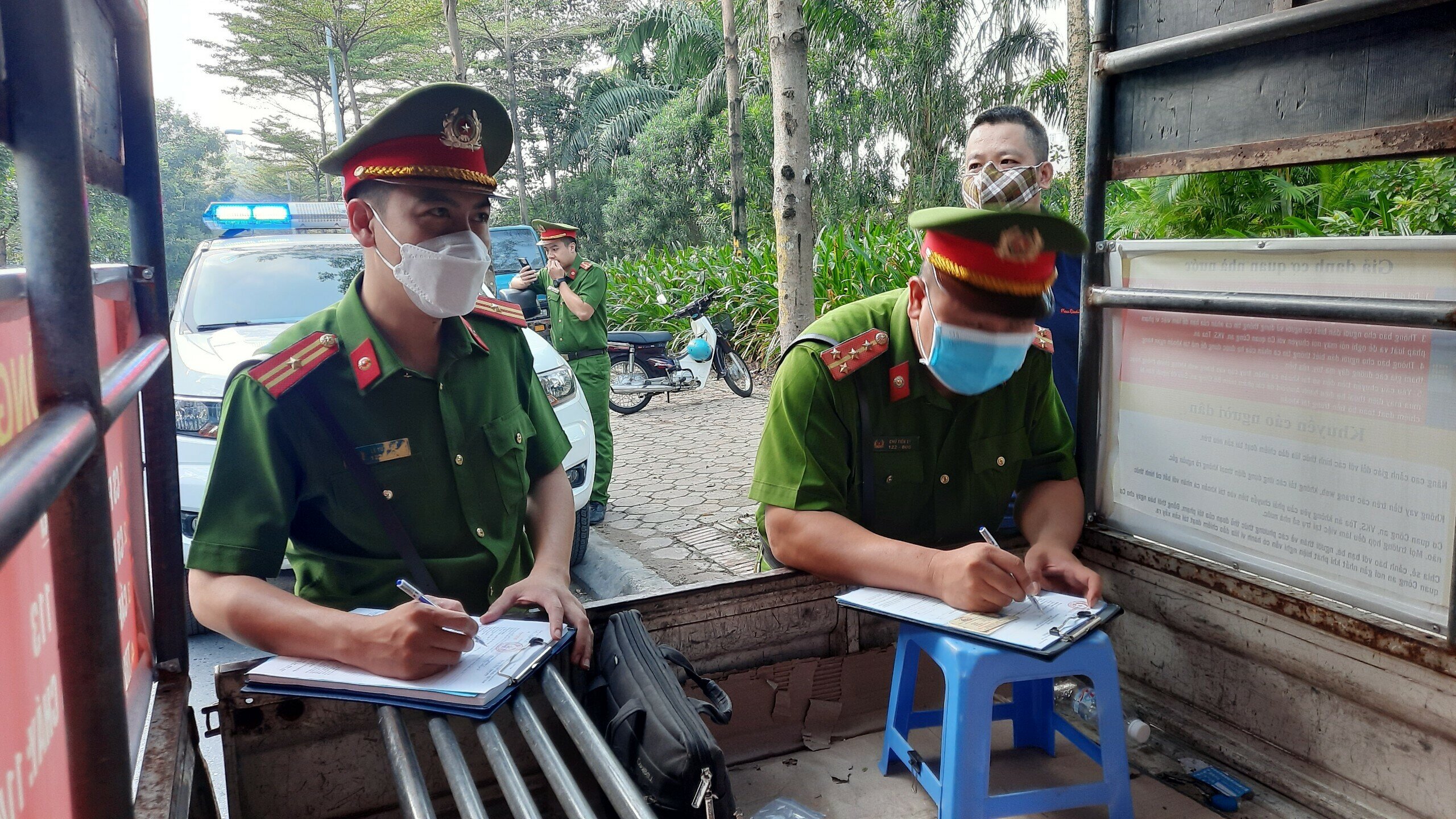 Sau khi vận động, gọi điện t&agrave;i xế ra chỗ xe vi phạm, lực lượng chức năng đ&atilde; tiến h&agrave;nh xử phạt h&agrave;ng loạt xe &ocirc; t&ocirc; vi phạm như: 29C-00831; 30H-55232; 29H-46353; 29C-25079... Theo Nghị định 100/2019/NĐ-CP, c&aacute;c h&agrave;nh vi dừng, đỗ xe kh&ocirc;ng đ&uacute;ng nơi quy định v&agrave; đỗ xe ghếch b&aacute;nh l&ecirc;n vỉa h&egrave; sẽ bị phạt tiền từ 0,8-1 triệu đồng.