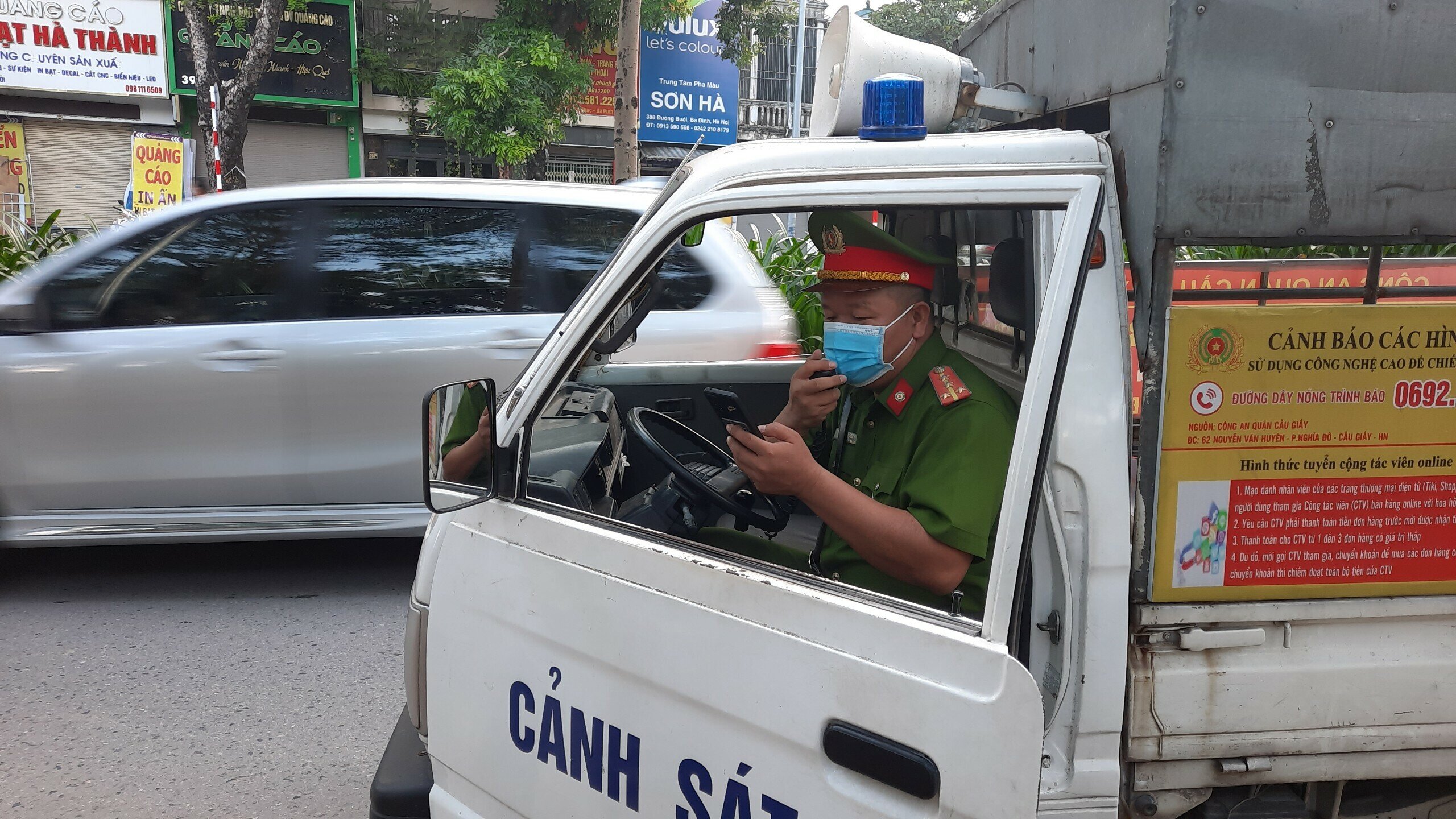 C&ocirc;ng an phải d&ugrave;ng loa ph&oacute;ng thanh đọc biển số xe vi phạm nhiều lần v&agrave; mời t&agrave;i xế ra l&agrave;m việc.