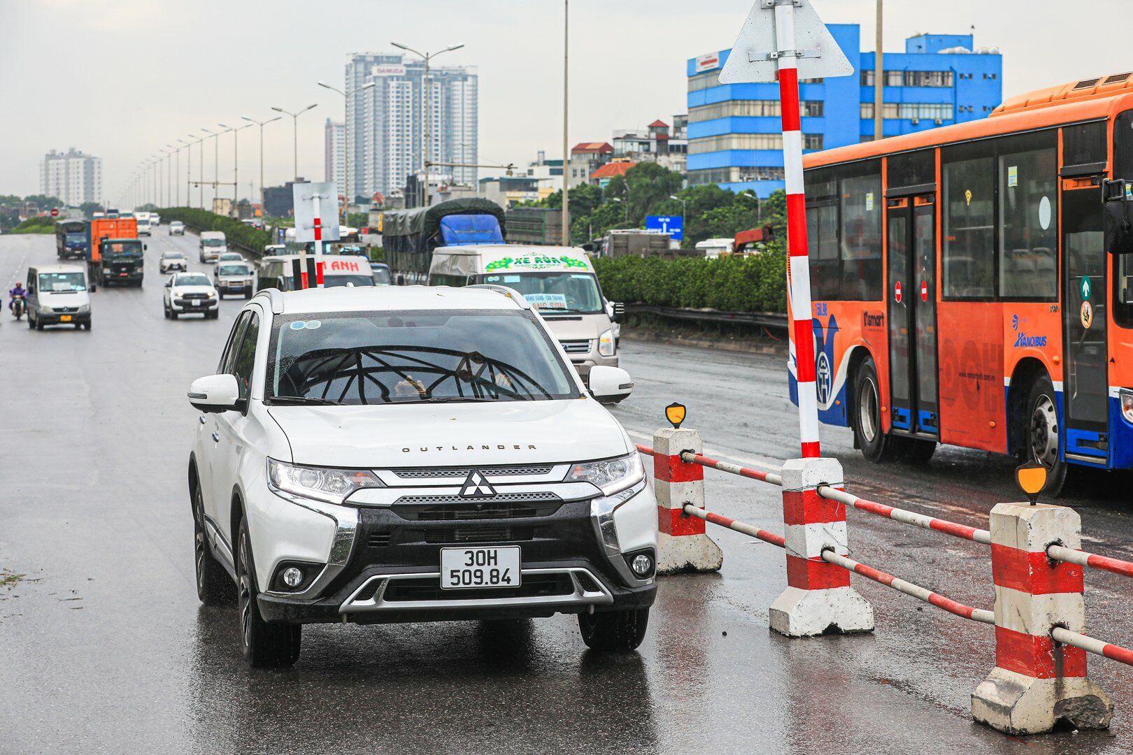 Ghi nhận thực tế cho thấy, c&aacute;c trường hợp vi phạm đi v&agrave;o l&agrave;n xe m&aacute;y tr&ecirc;n cầu Thanh Tr&igrave; l&agrave; chủ yếu l&agrave; xe &ocirc; t&ocirc; con.