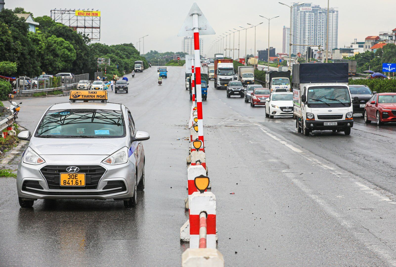 Trước đ&oacute;, đ&ecirc;m 3/10, rạng s&aacute;ng 4/10, Ban Duy tu c&aacute;c c&ocirc;ng tr&igrave;nh hạ tầng giao th&ocirc;ng H&agrave; Nội đ&atilde; tổ chức thu hẹp dải ph&acirc;n c&aacute;ch, mở th&ecirc;m l&agrave;n cho xe &ocirc; t&ocirc; v&agrave; bố tr&iacute; l&agrave;n đường d&agrave;nh ri&ecirc;ng cho xe m&aacute;y, xe đạp tr&ecirc;n cầu Thanh Tr&igrave;, H&agrave; Nội.