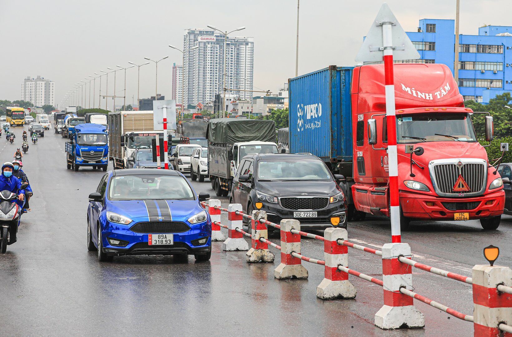 Trao đổi với PV B&aacute;o Giao th&ocirc;ng, một chỉ huy Đội CSGT số 14 (C&ocirc;ng an TP H&agrave; Nội) cho biết, mọi trường hợp vi phạm giao th&ocirc;ng, đi sai l&agrave;n tr&ecirc;n cầu Thanh Tr&igrave; đều sẽ được xử phạt nghi&ecirc;m, kể cả từ h&igrave;nh ảnh người d&acirc;n cung cấp.