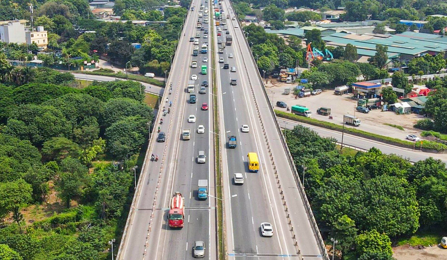 "Cầu Thanh Tr&igrave; đ&atilde; được tổ chức lại, 3 l&agrave;n &ocirc; t&ocirc; v&agrave; một l&agrave;n d&agrave;nh ri&ecirc;ng cho xe m&aacute;y được chia bằng dải ph&acirc;n c&aacute;ch cứng. Đ&atilde; c&oacute; 3 l&agrave;n cho &ocirc; t&ocirc; m&agrave; &ocirc; t&ocirc; vẫn cố t&igrave;nh đi v&agrave;o l&agrave;n xe m&aacute;y l&agrave; rất bất cập", anh Tạ Hữu Hiệp, một người tham gia giao th&ocirc;ng cho biết.