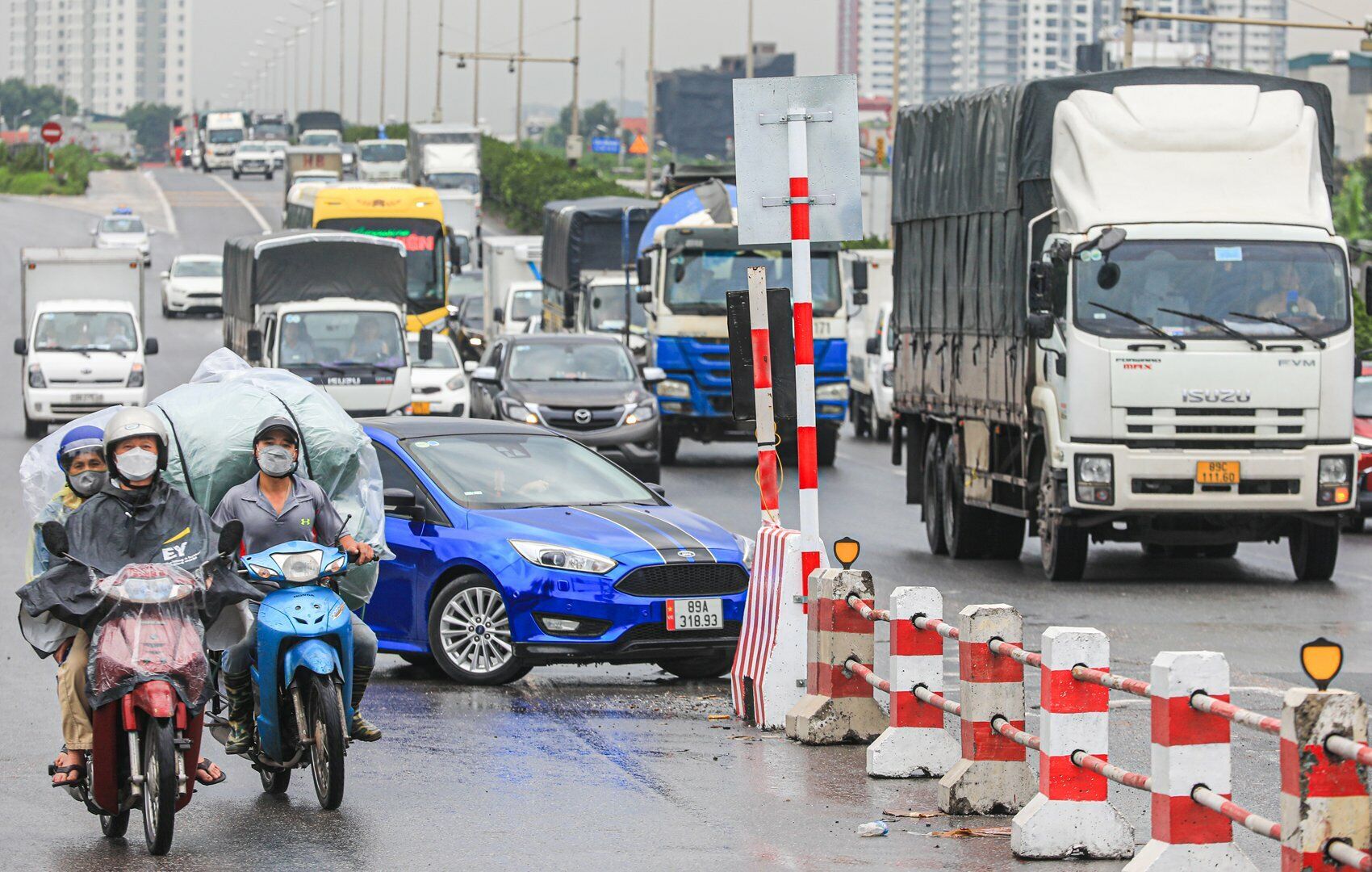 Ghi nhận thực tế cũng cho thấy, kh&ocirc;ng &iacute;t những xe &ocirc; t&ocirc; đi v&agrave;o l&agrave;n đường của xe m&aacute;y sau đ&oacute; nhận thấy c&oacute; ph&oacute;ng vi&ecirc;n ghi h&igrave;nh đ&atilde; cho xe đi l&ugrave;i để đi sang l&agrave;n d&agrave;nh cho &ocirc; t&ocirc;.