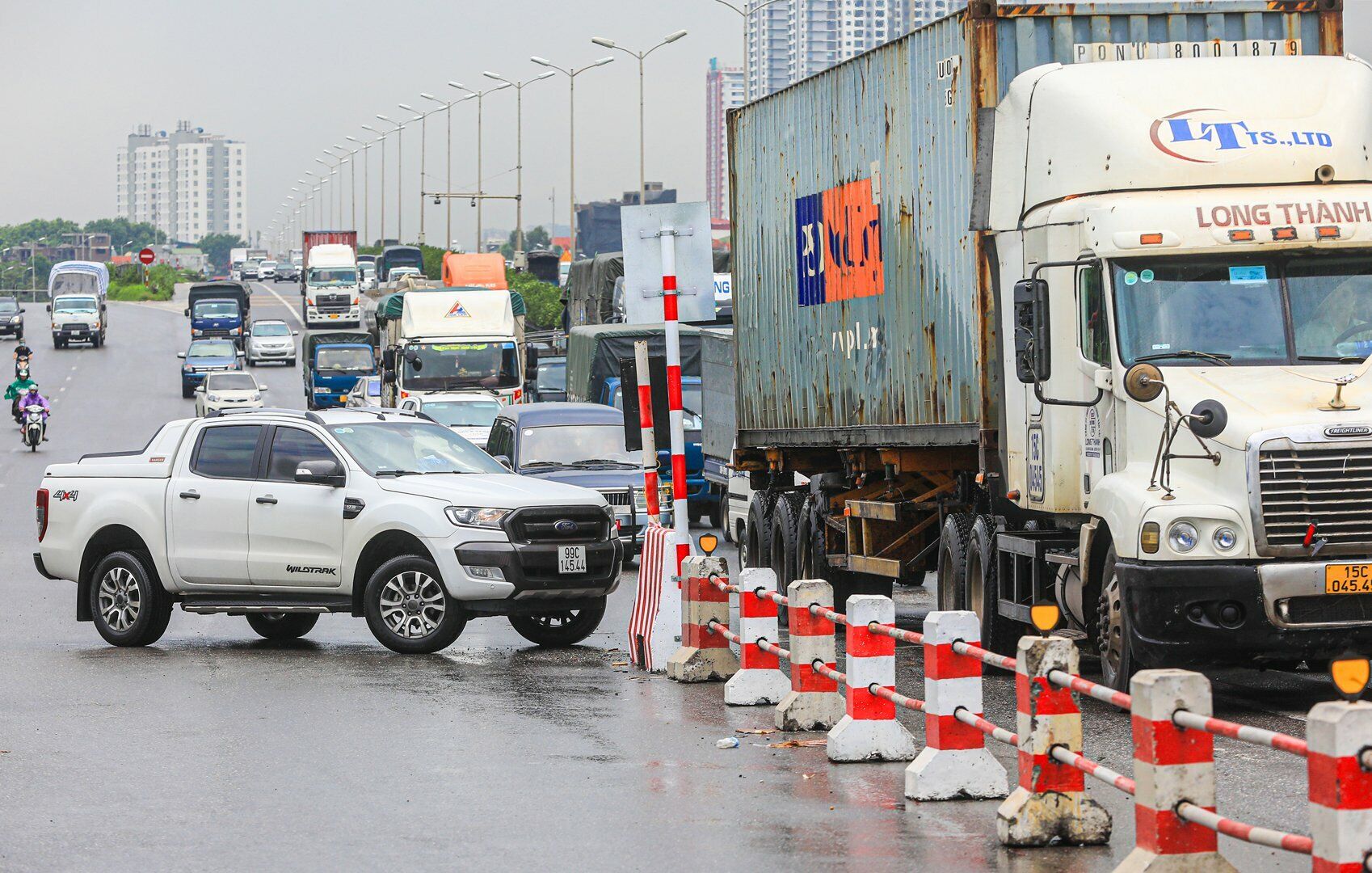 Việc những chiếc xe &ocirc; t&ocirc; đi l&ugrave;i như thế n&agrave;y kh&ocirc;ng chỉ cản trở việc đi lại của xe m&aacute;y m&agrave; c&ograve;n tiềm ẩn nguy cơ tai nạn giao th&ocirc;ng.