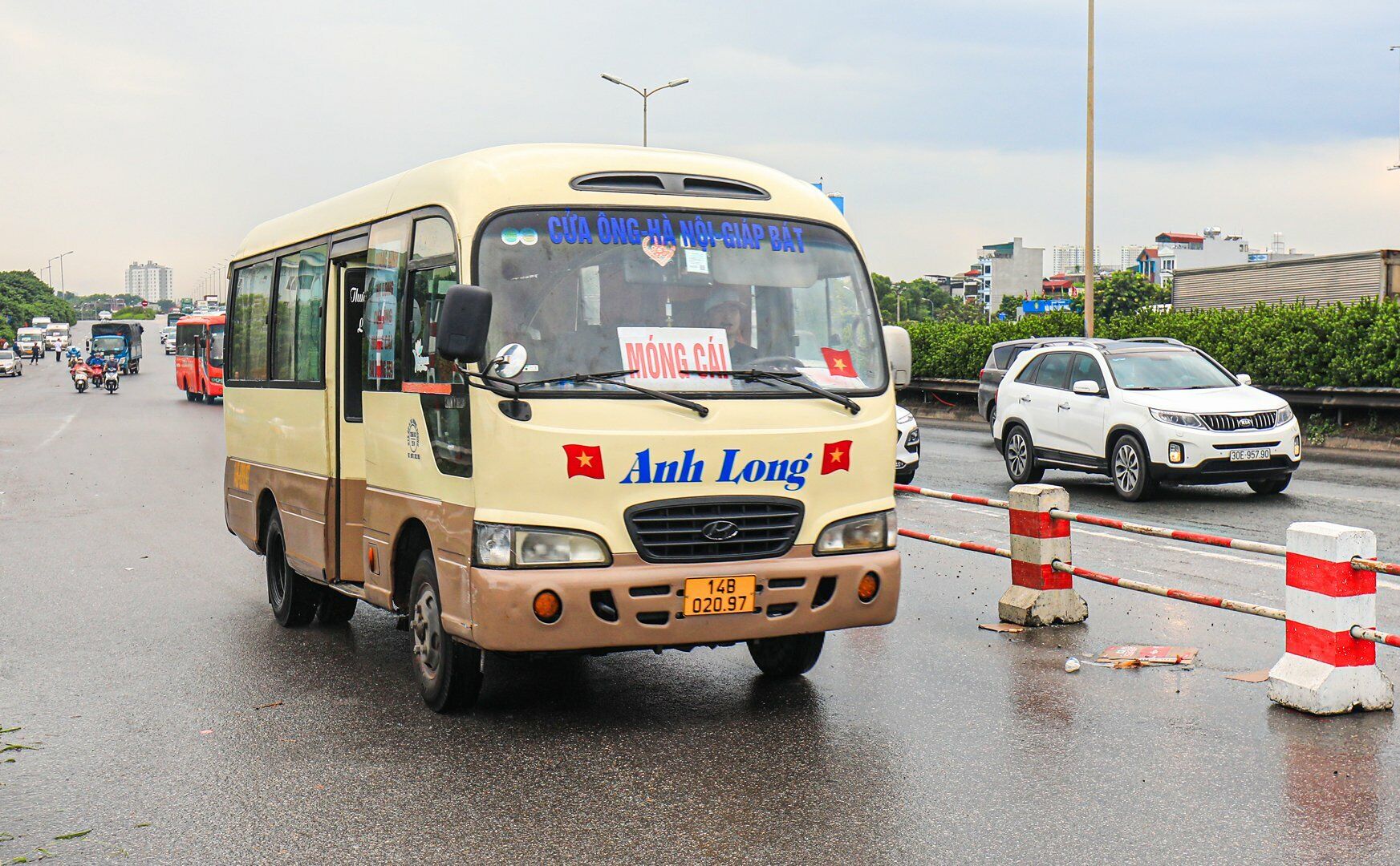 Nhưng cũng c&oacute; cả những chiếc xe kh&aacute;ch hay xe tải chen lấn đi v&agrave;o l&agrave;n đường d&agrave;nh ri&ecirc;ng cho xe m&aacute;y.