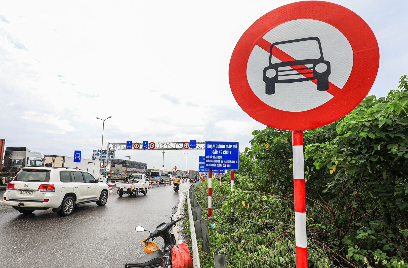 D&ugrave; đ&atilde; c&oacute; dải ph&acirc;n c&aacute;ch chia l&agrave;n, biển b&aacute;o giao th&ocirc;ng t&aacute;ch l&agrave;n xe m&aacute;y v&agrave; &ocirc; t&ocirc;, nhưng tr&ecirc;n cầu Thanh Tr&igrave; (TP H&agrave; Nội) vẫn xuất hiện t&igrave;nh trạng &ocirc; t&ocirc; lũ lượt đi v&agrave;o l&agrave;n d&agrave;nh ri&ecirc;ng cho xe m&aacute;y.