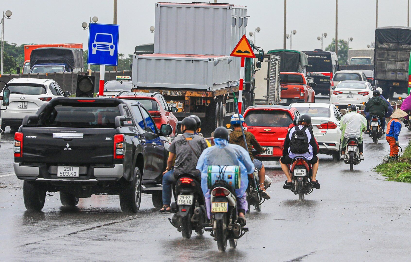 Việc những chiếc &ocirc; t&ocirc; đi sai l&agrave;n đ&atilde; khiến những chiếc xe m&aacute;y di chuyển qua đ&acirc;y kh&oacute; khăn v&igrave; l&agrave;n đường n&agrave;y đ&atilde; bị thu nhỏ.